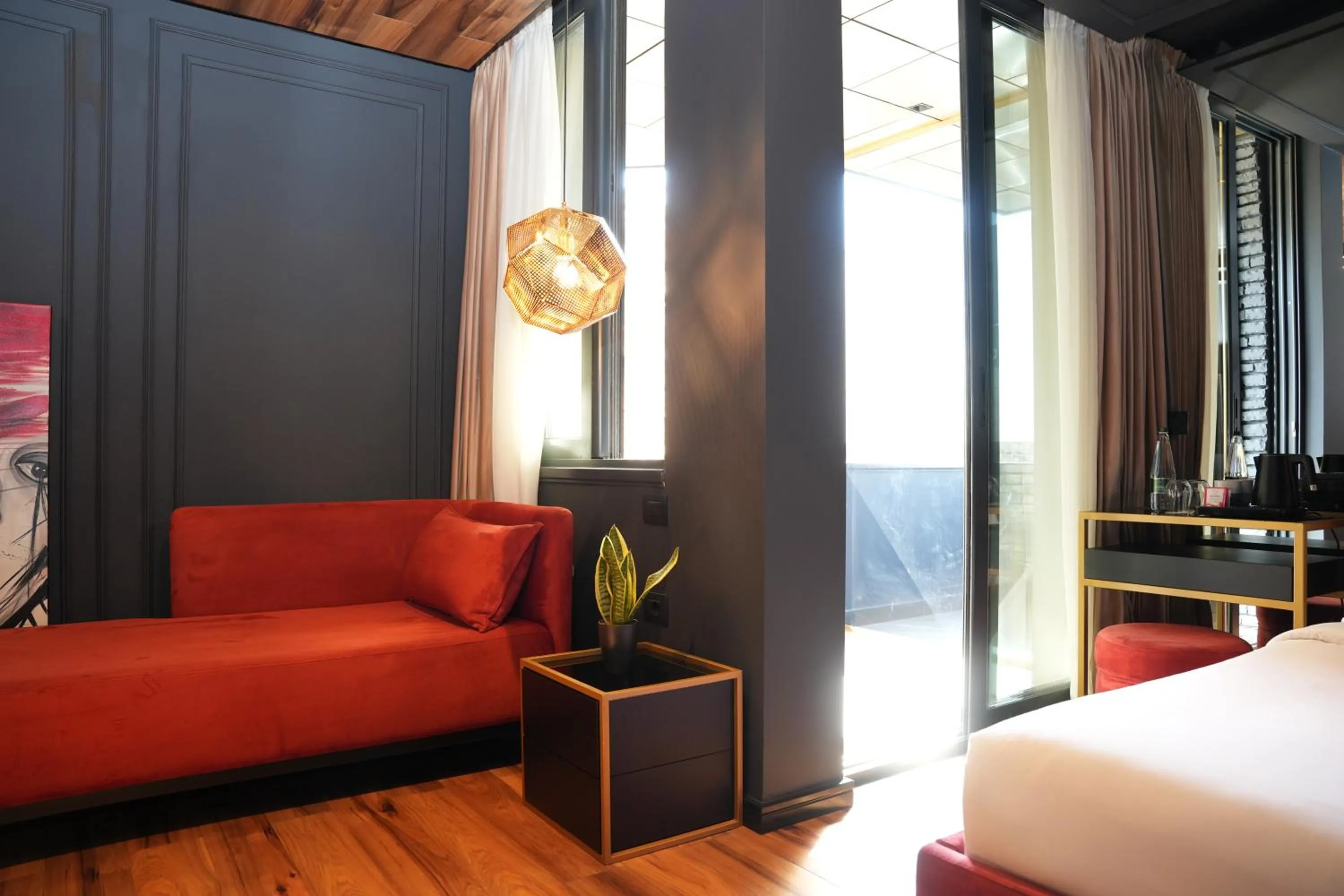 Seating area, Bed in La Suite Boutique Hotel