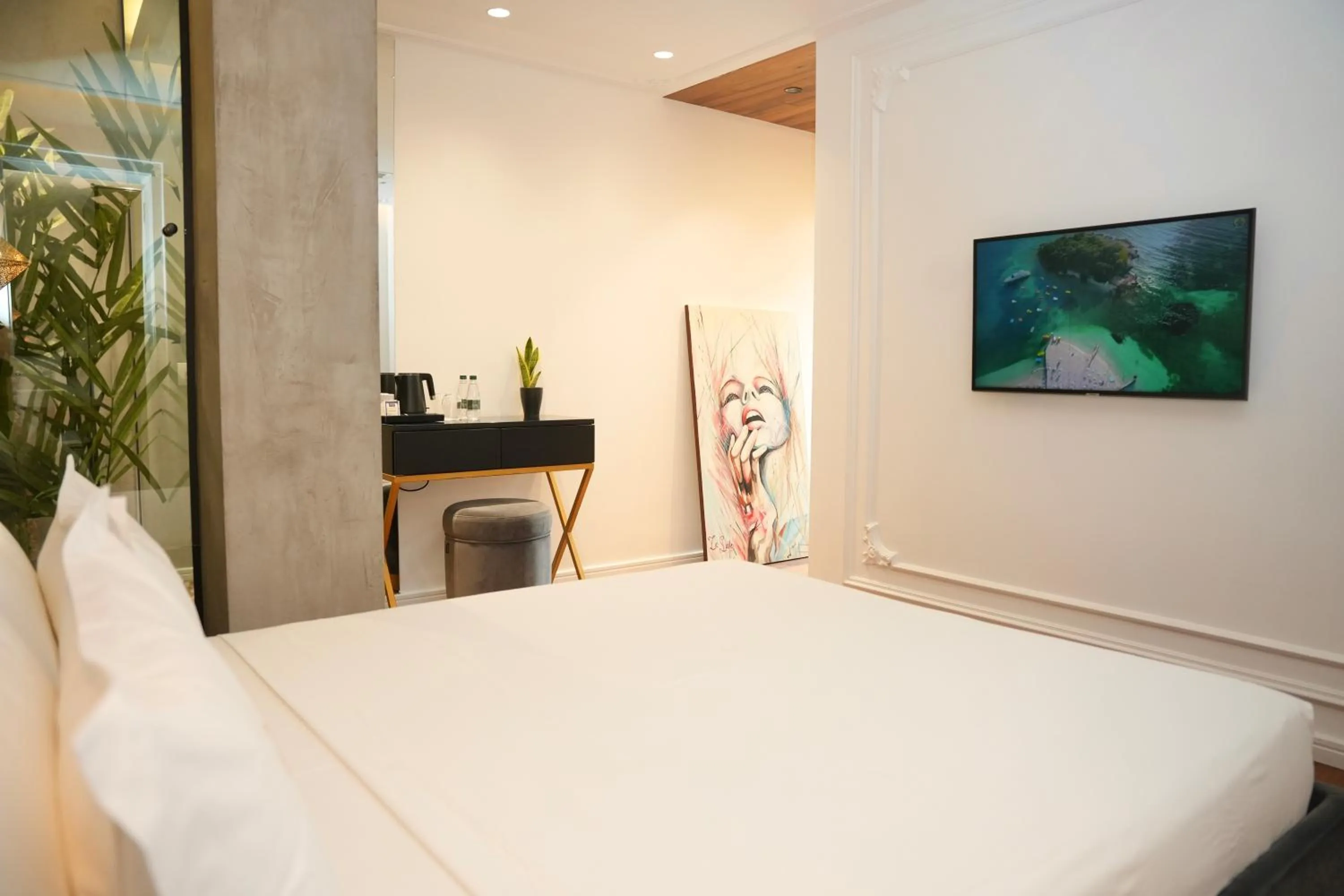 Photo of the whole room, Bed in La Suite Boutique Hotel