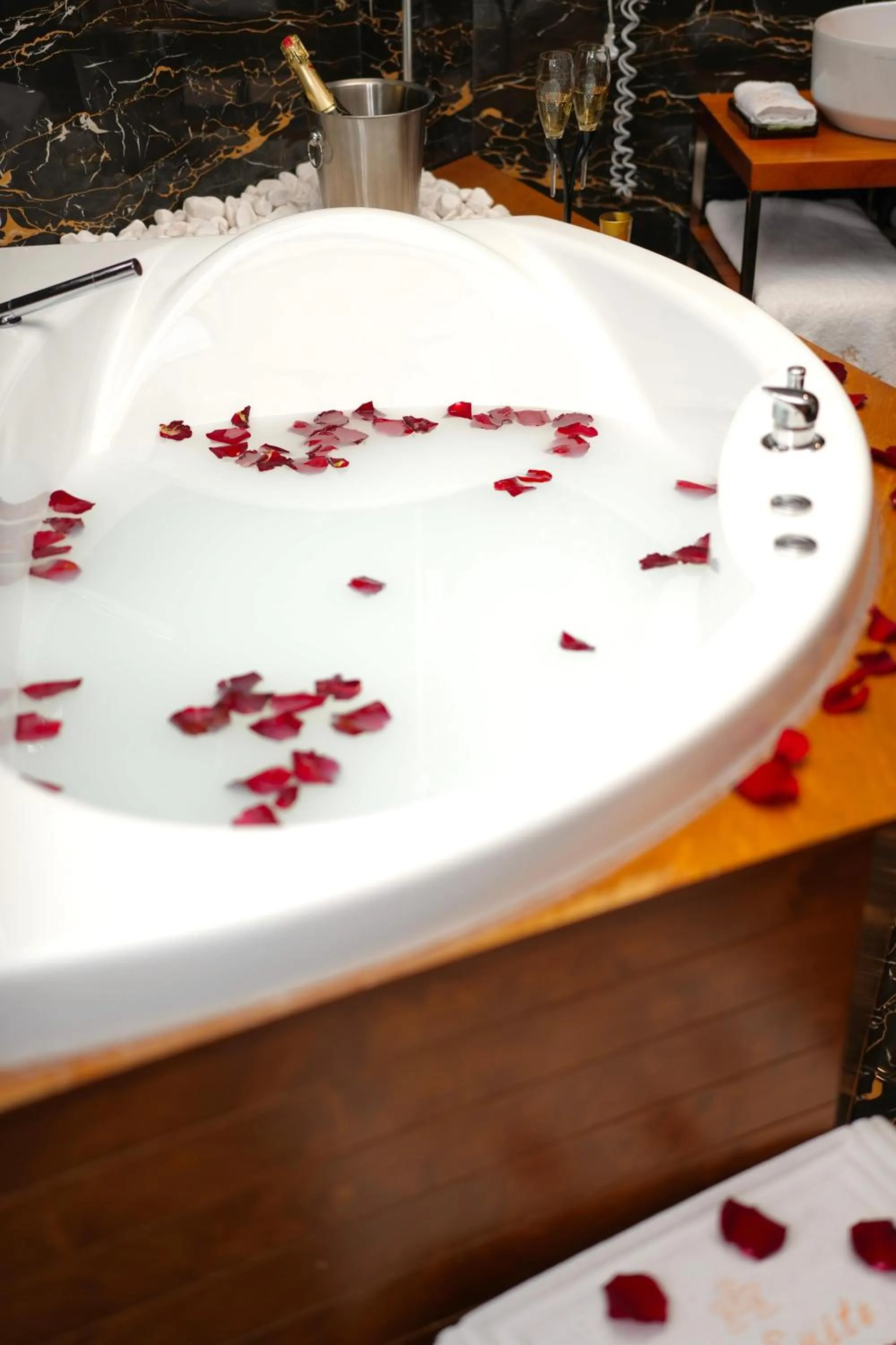 Bath in La Suite Boutique Hotel