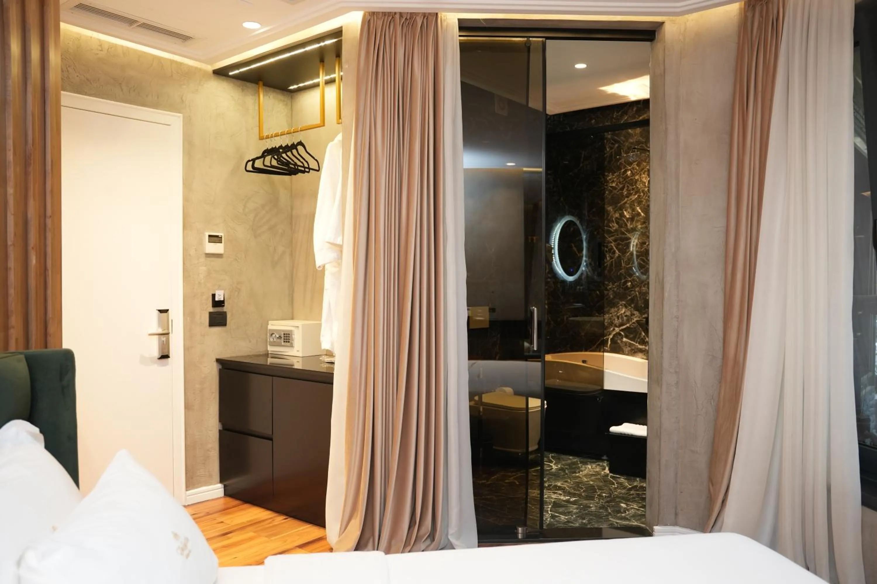 Bathroom, Bed in La Suite Boutique Hotel