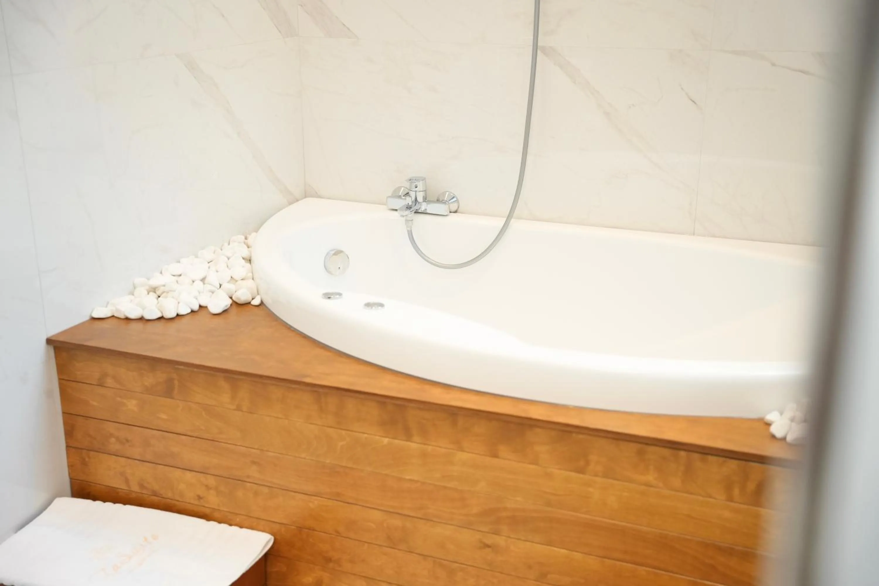 Hot Tub in La Suite Boutique Hotel