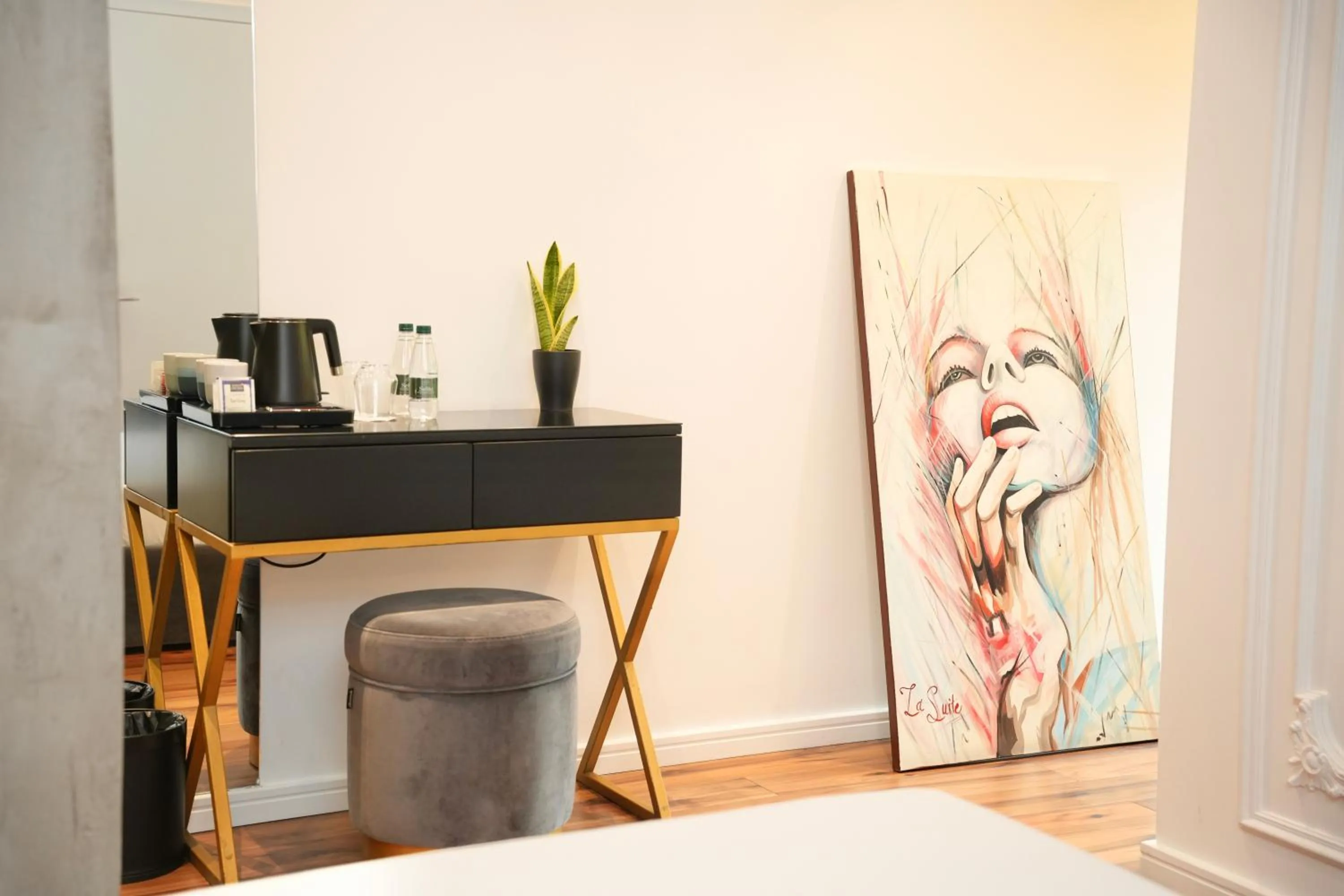 Coffee/tea facilities, Bed in La Suite Boutique Hotel