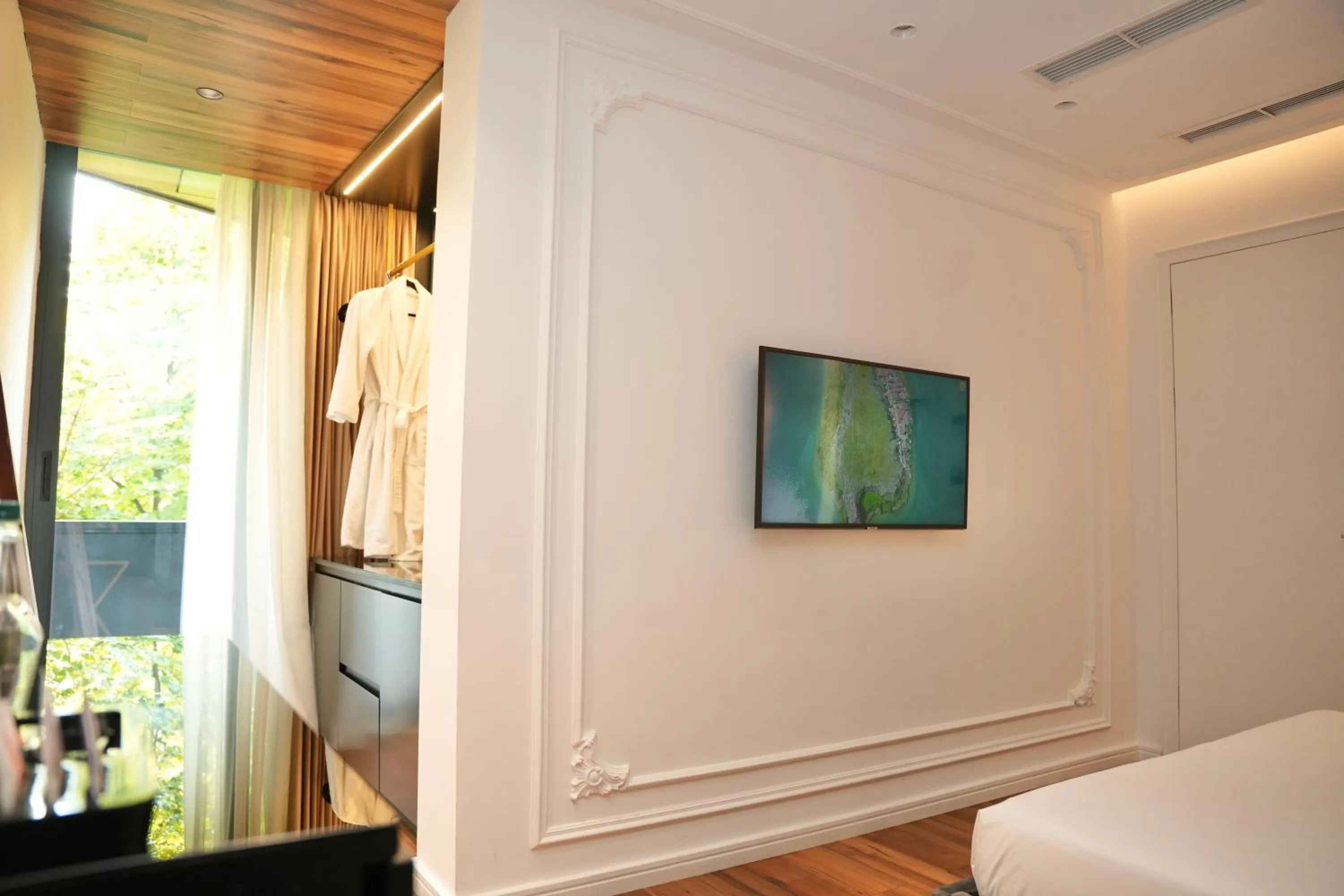 TV and multimedia, Bed in La Suite Boutique Hotel