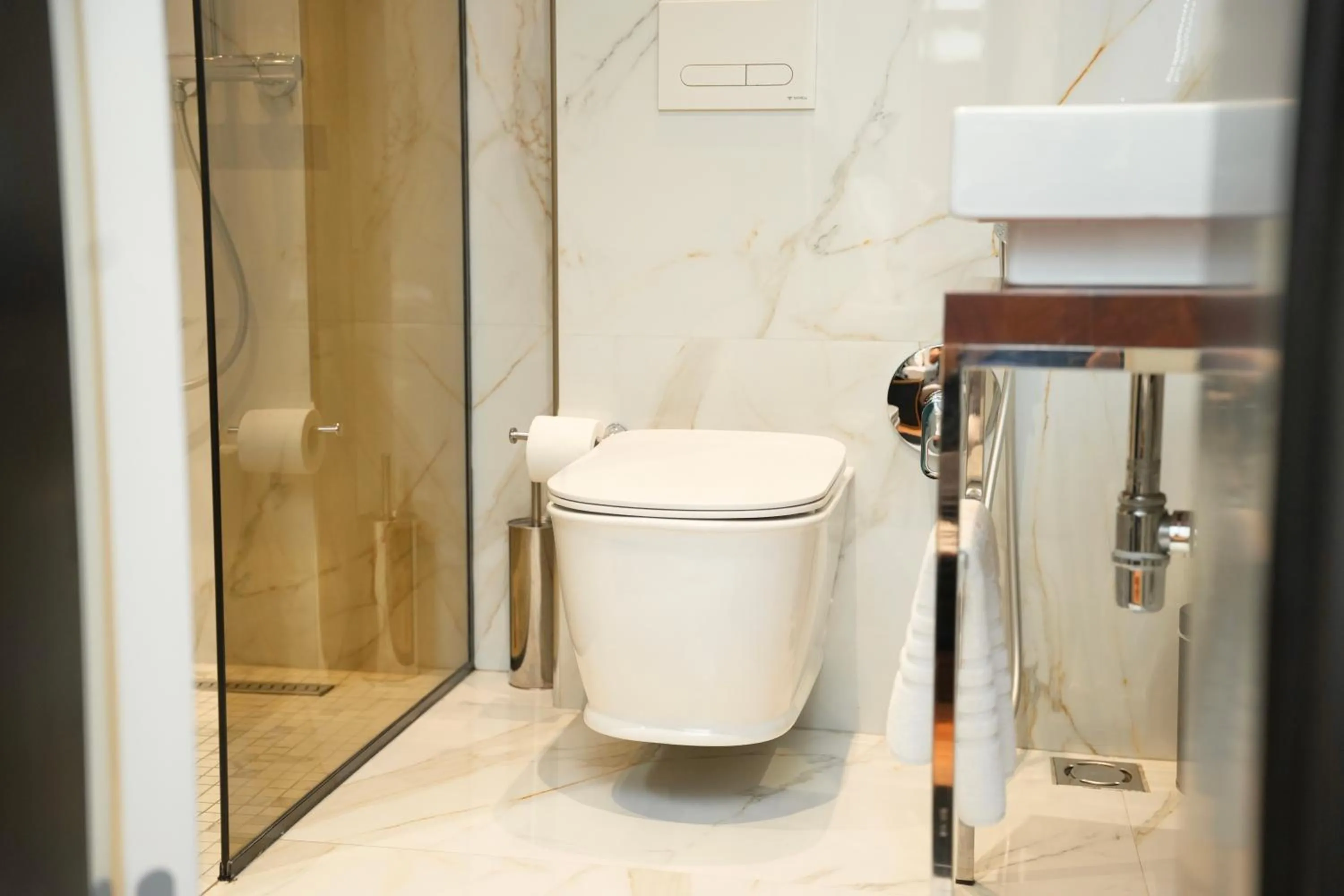 Shower in La Suite Boutique Hotel