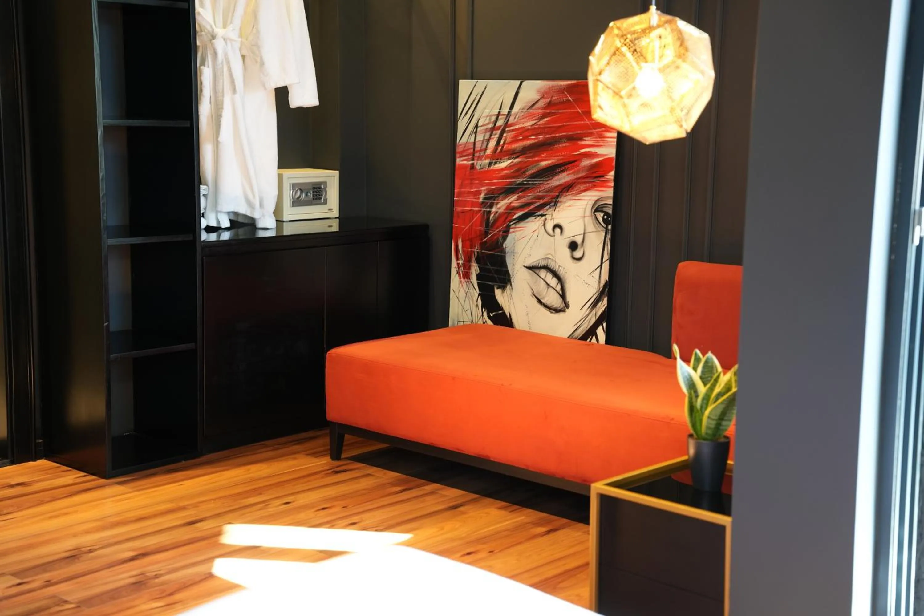 Seating area, Bed in La Suite Boutique Hotel