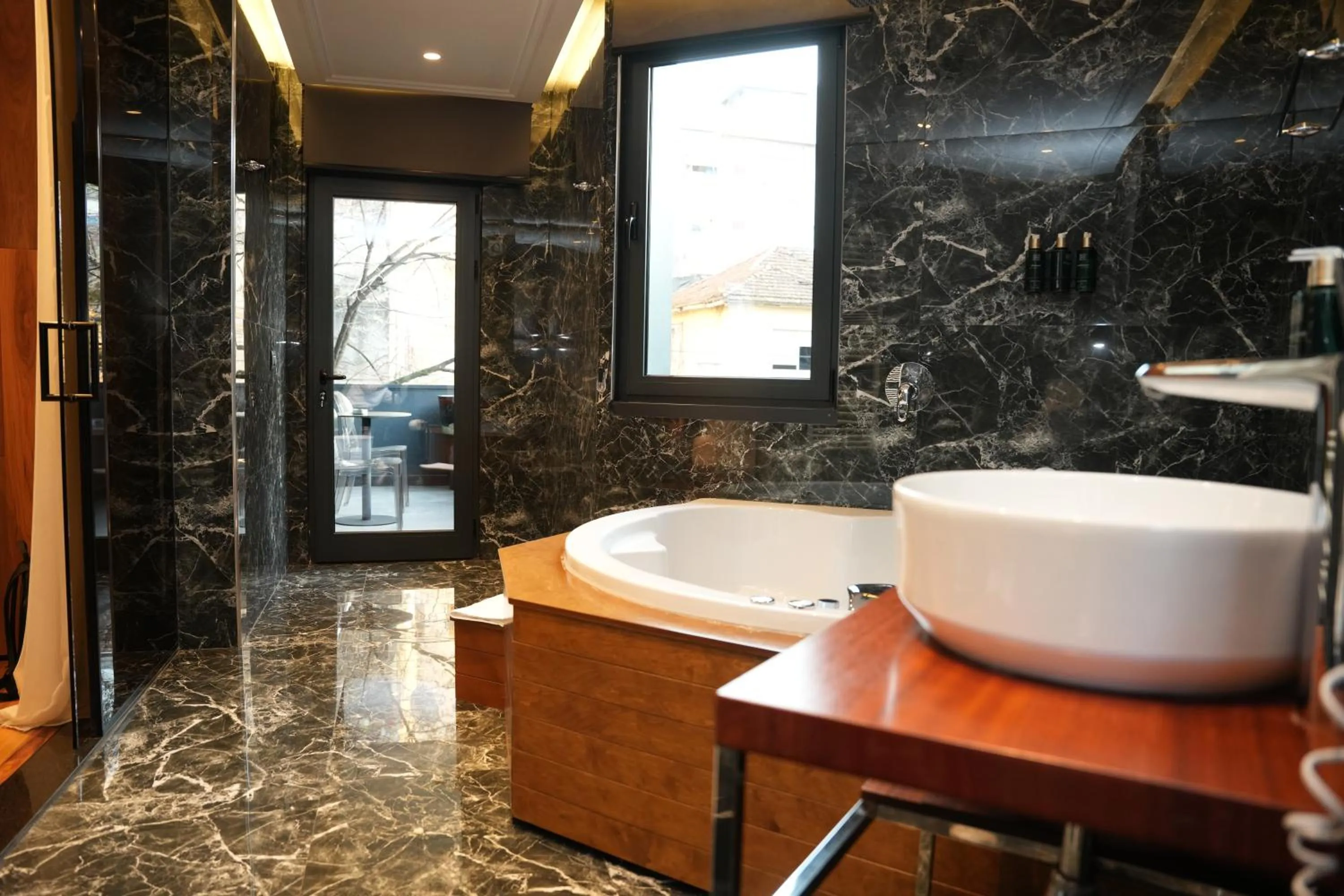 Hot Tub in La Suite Boutique Hotel