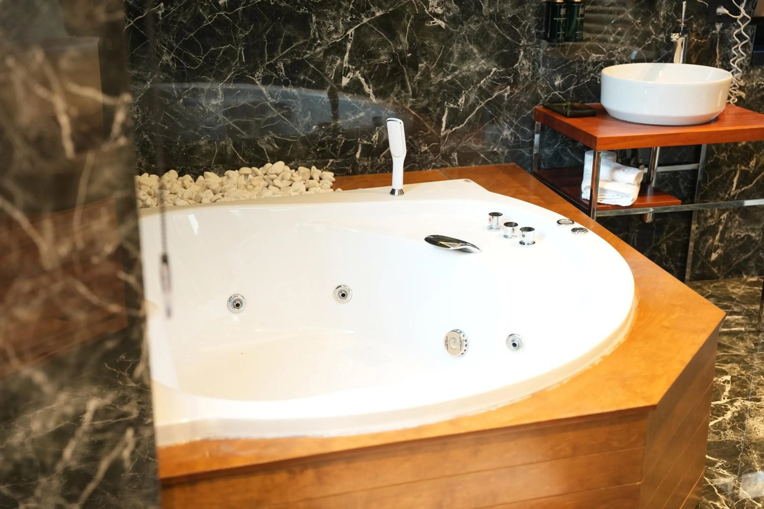 Hot Tub in La Suite Boutique Hotel