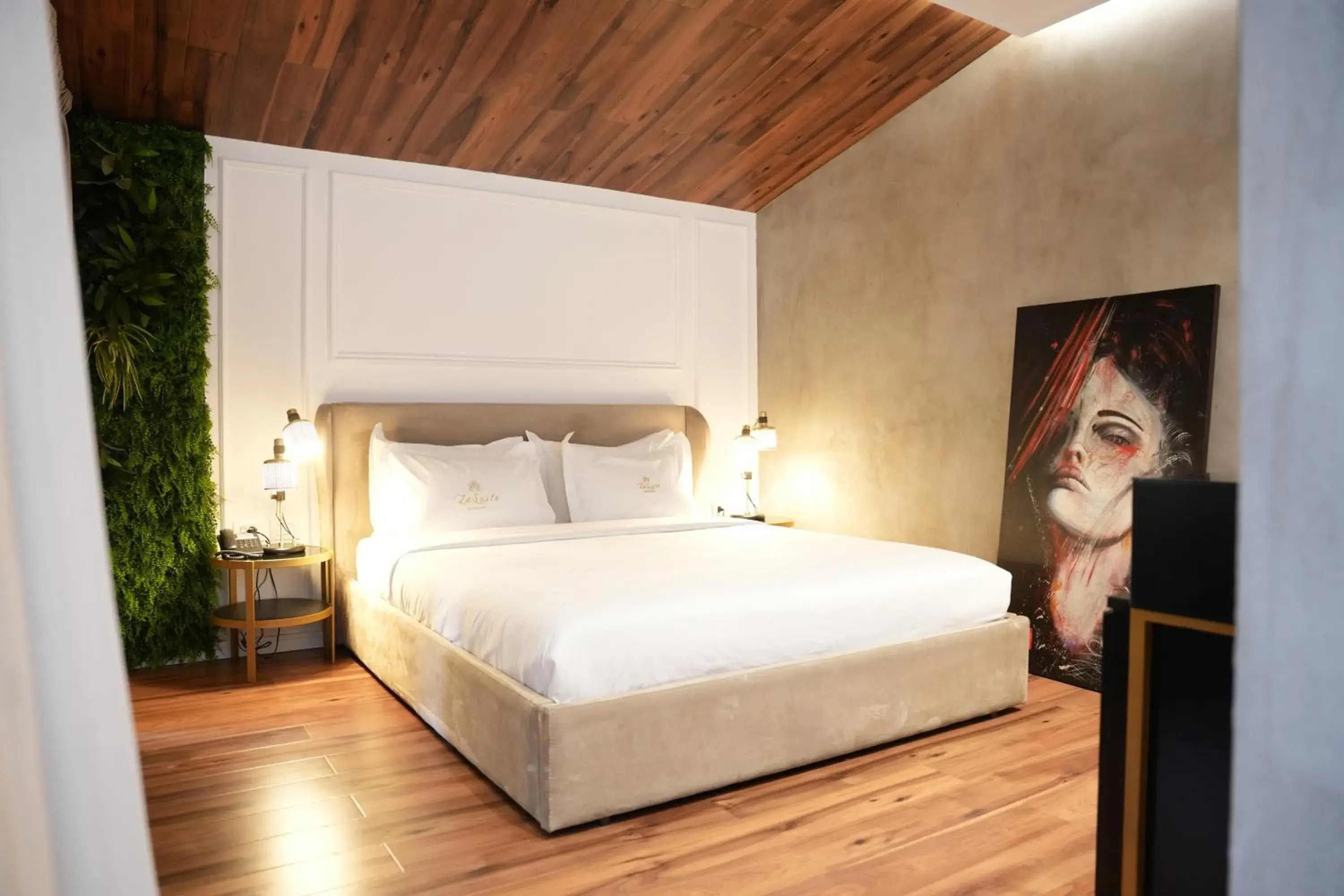 Deluxe Double Room with Bath - single occupancy in La Suite Boutique Hotel Deluxe Double Room with Bath - single occupancy in La Suite Boutique Hotel