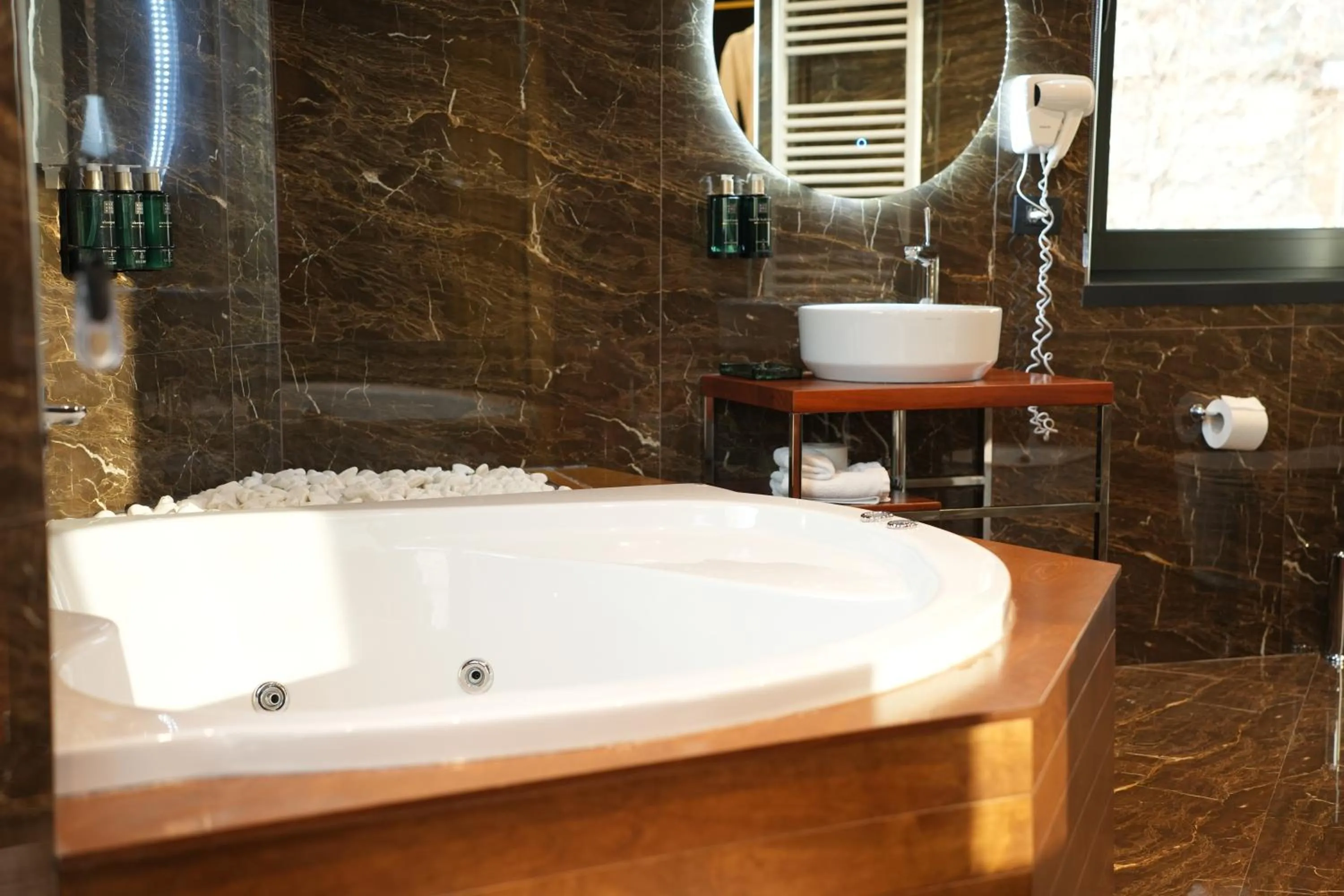 Hot Tub in La Suite Boutique Hotel