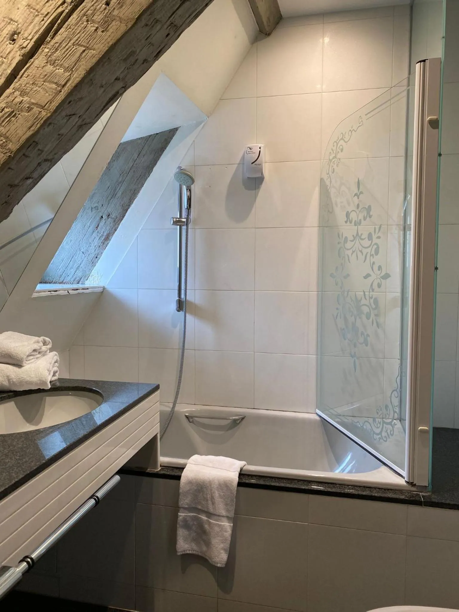 Bath in Maison Kammerzell - Hotel & Restaurant