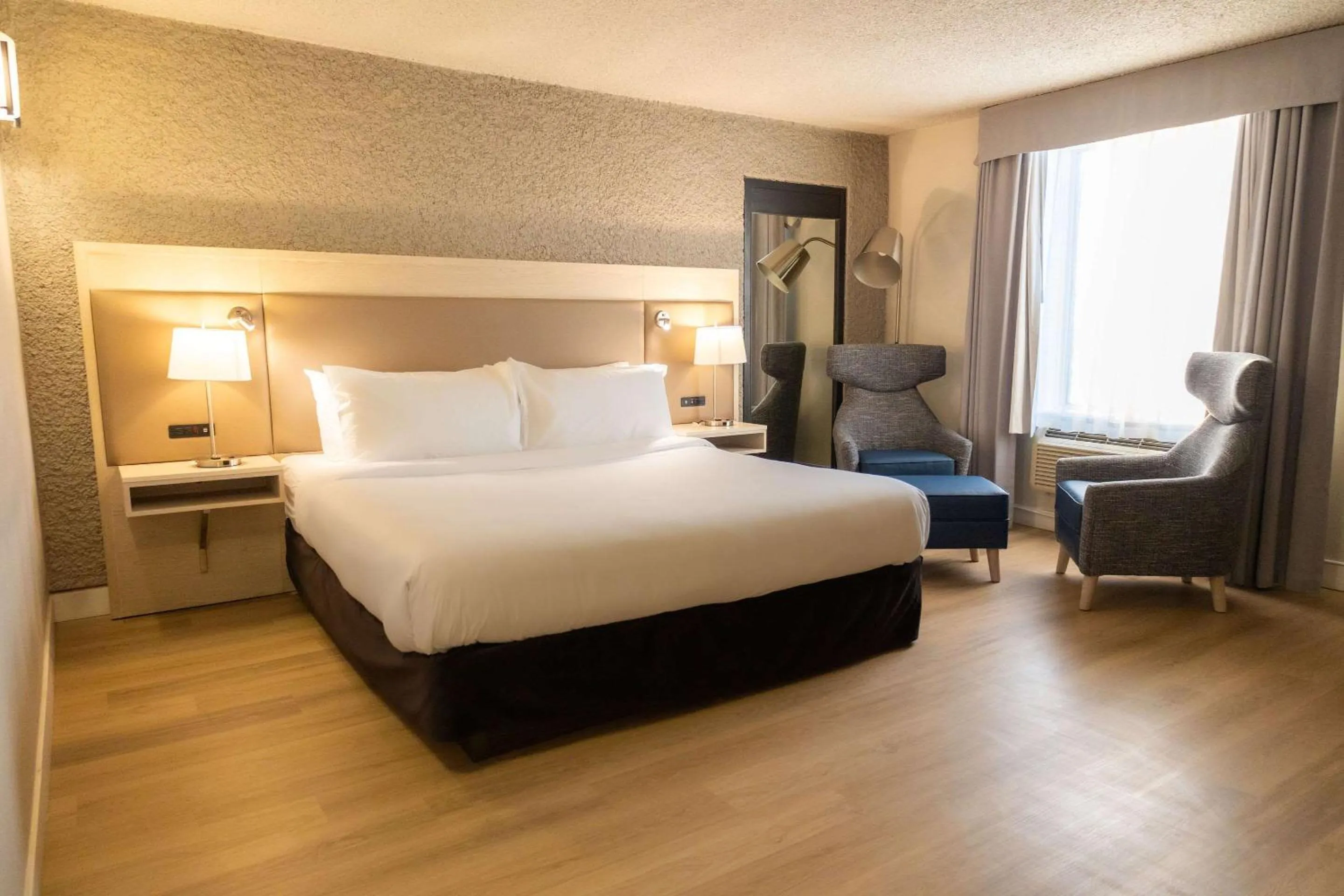 Bedroom, Bed in Radisson Hotel Fort St John