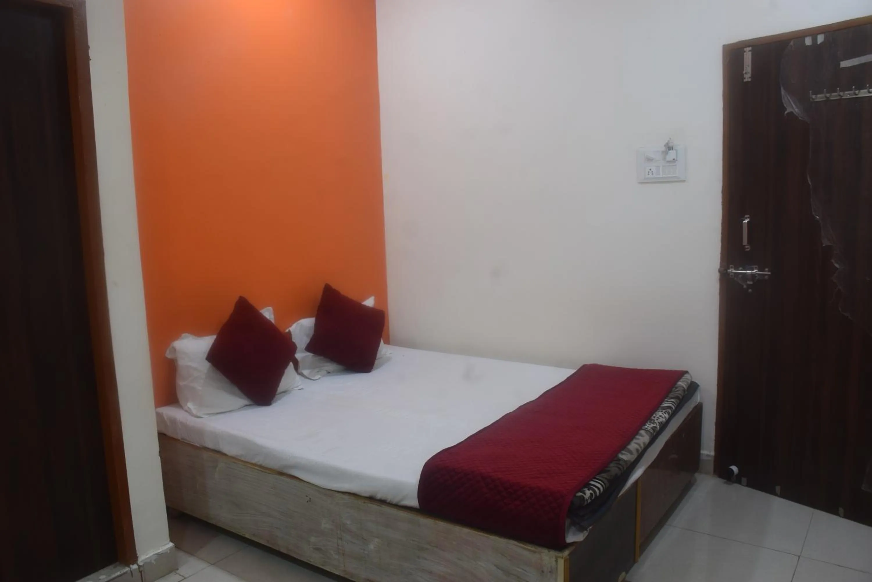 Bed in Hotel Thakur Ji