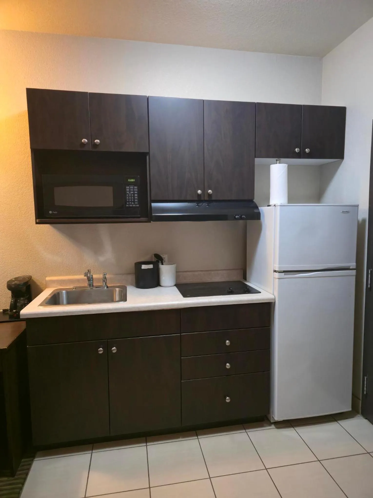 Kitchen or kitchenette in Travelodge Suites by Wyndham Estevan