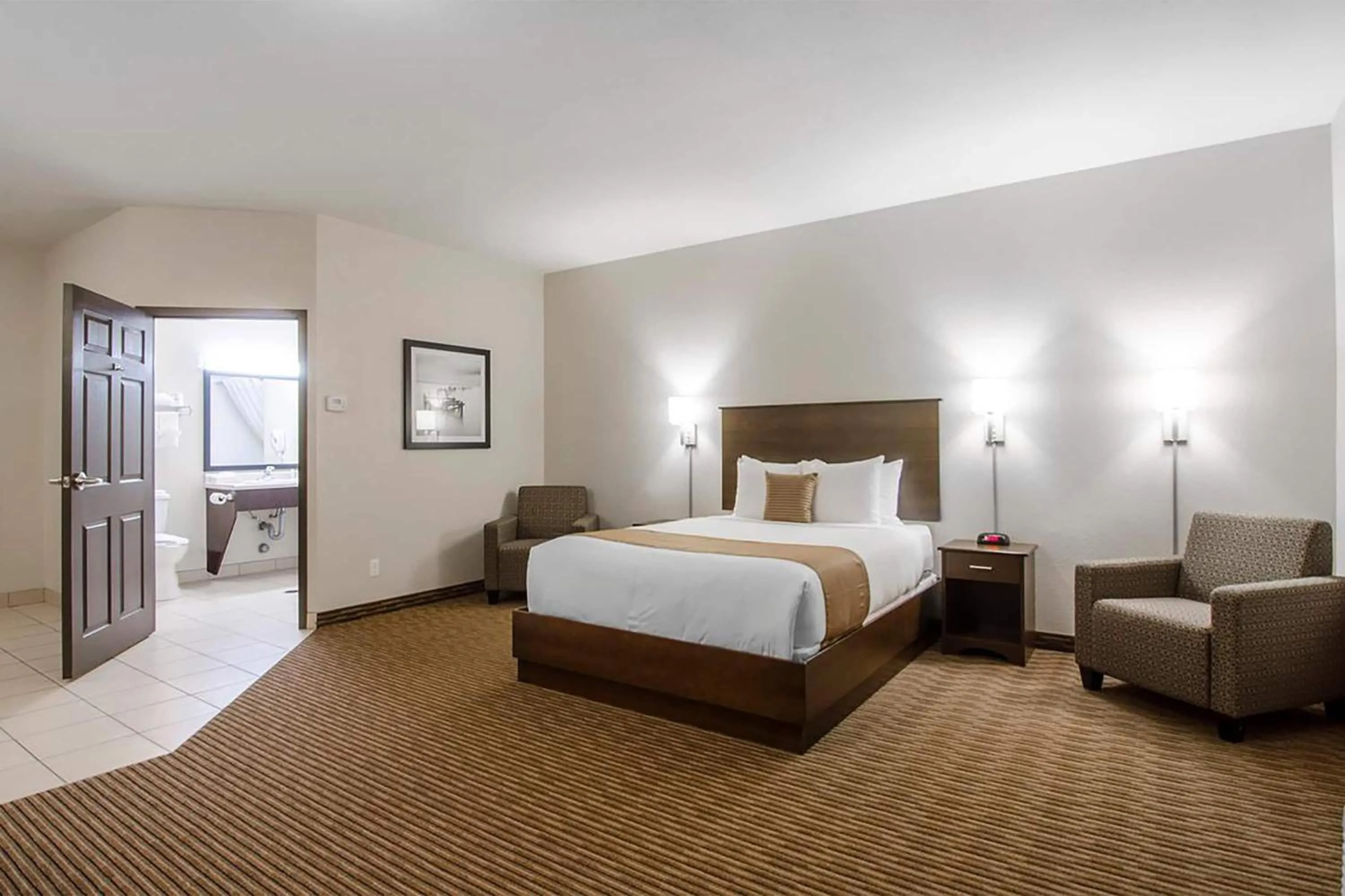 Photo of the whole room, Bed in Travelodge Suites by Wyndham Estevan