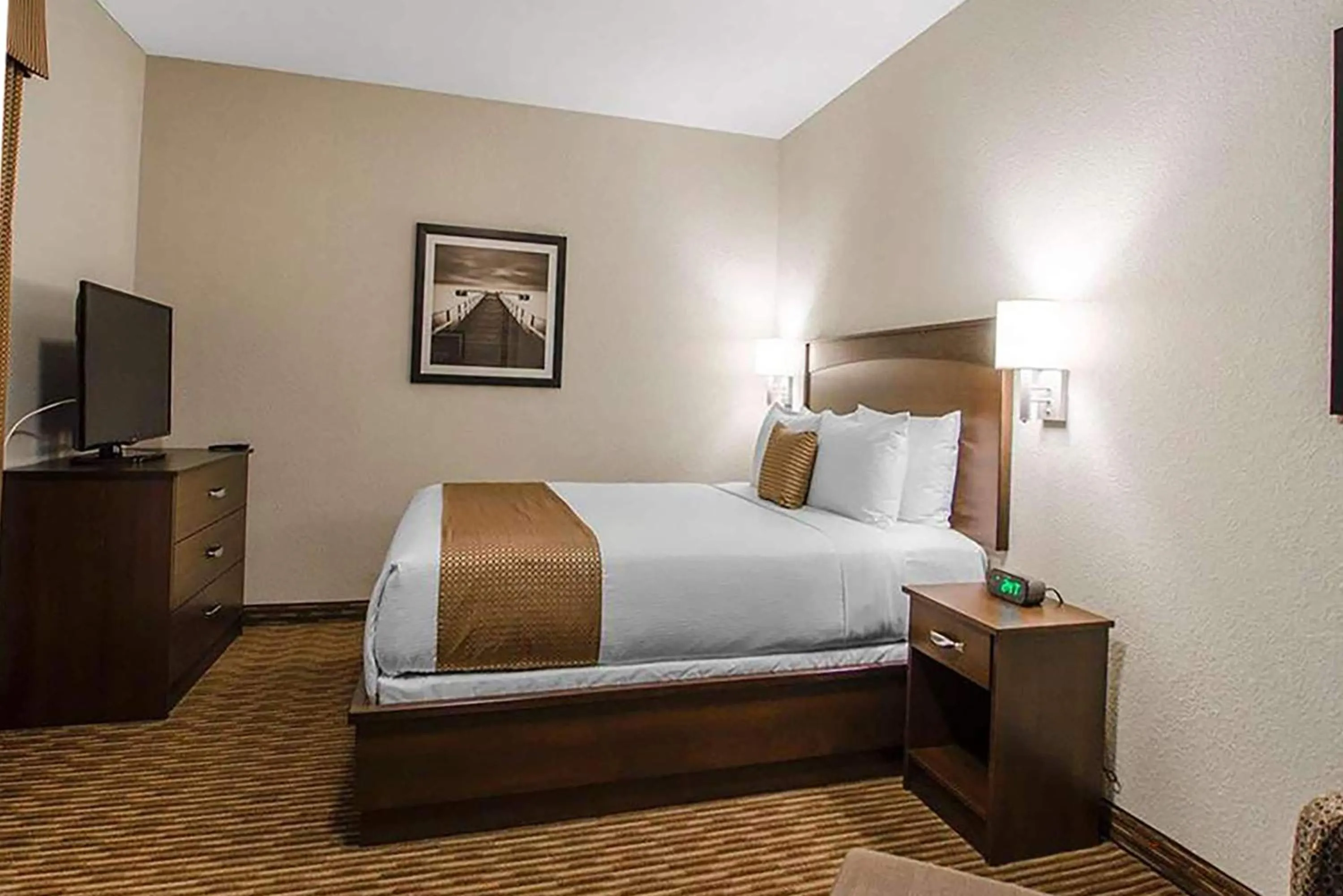 Photo of the whole room, Bed in Travelodge Suites by Wyndham Estevan