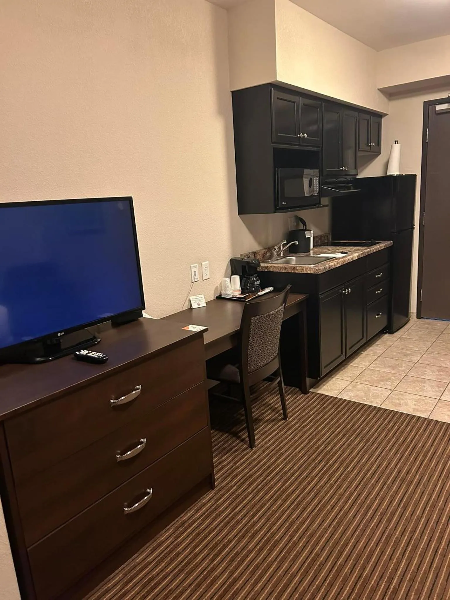 TV and multimedia in Travelodge Suites by Wyndham Estevan