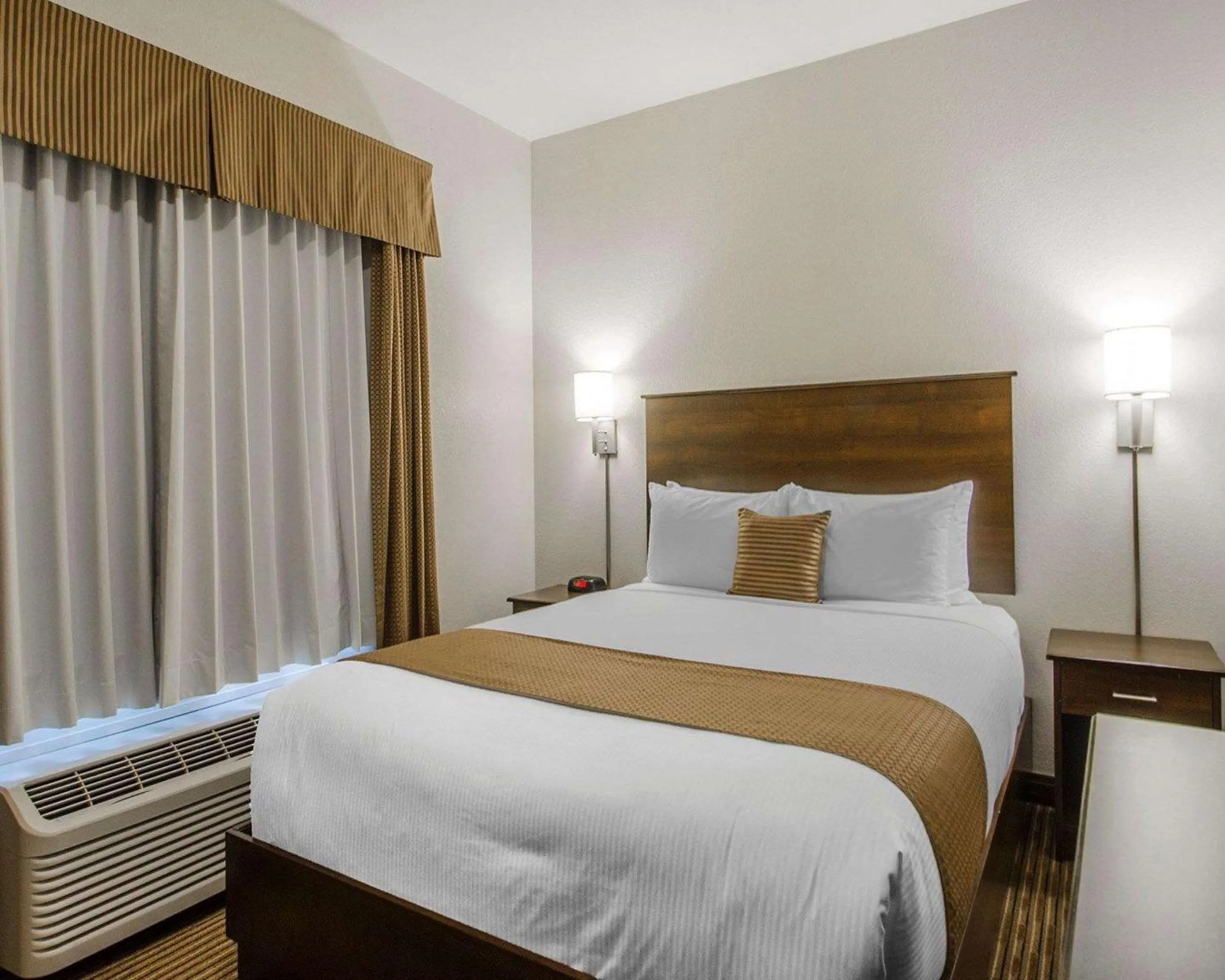 Photo of the whole room, Bed in Quality Inn and Suites