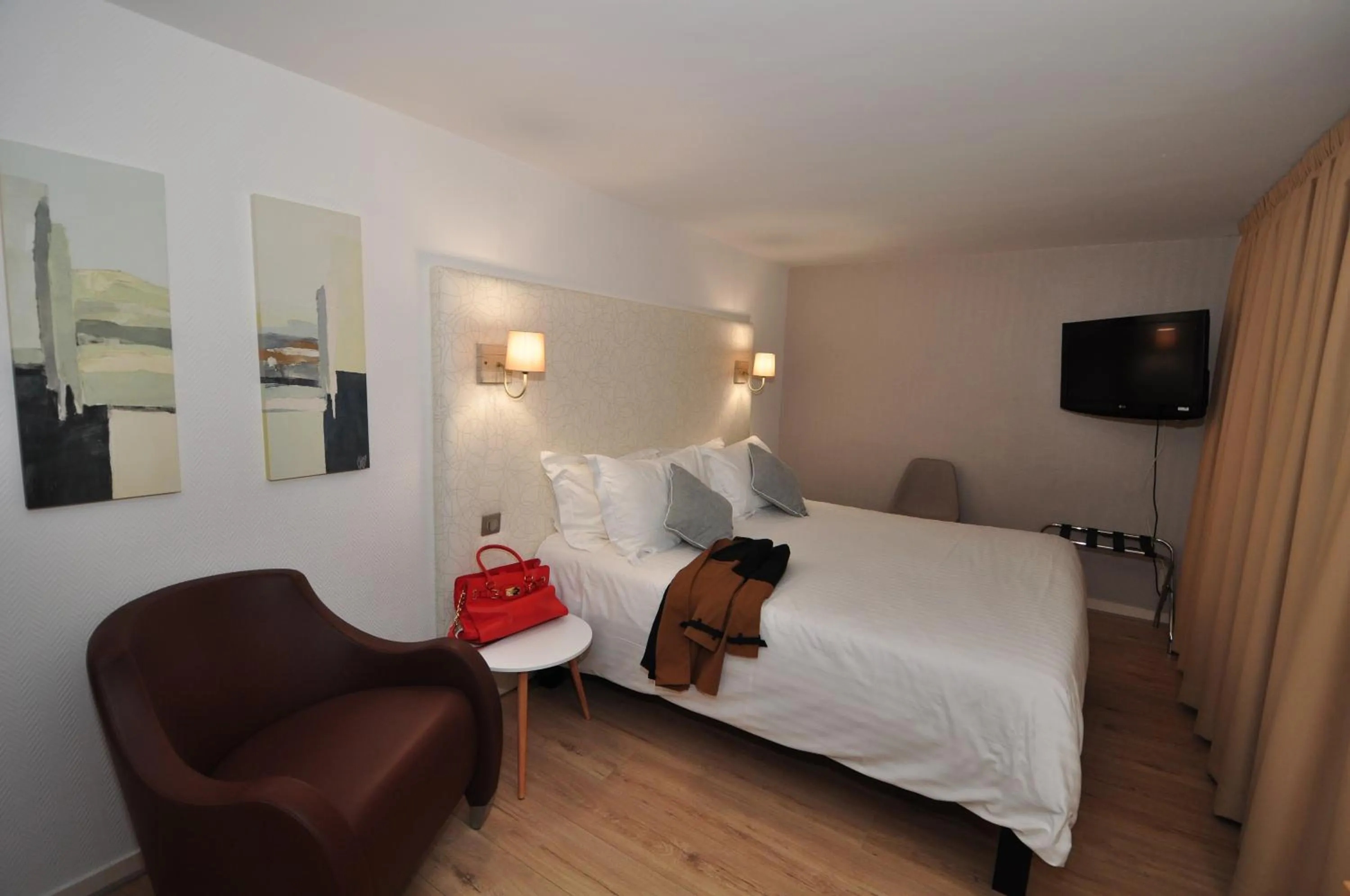 Photo of the whole room, Bed in Hôtel Le Lichen De La Mer