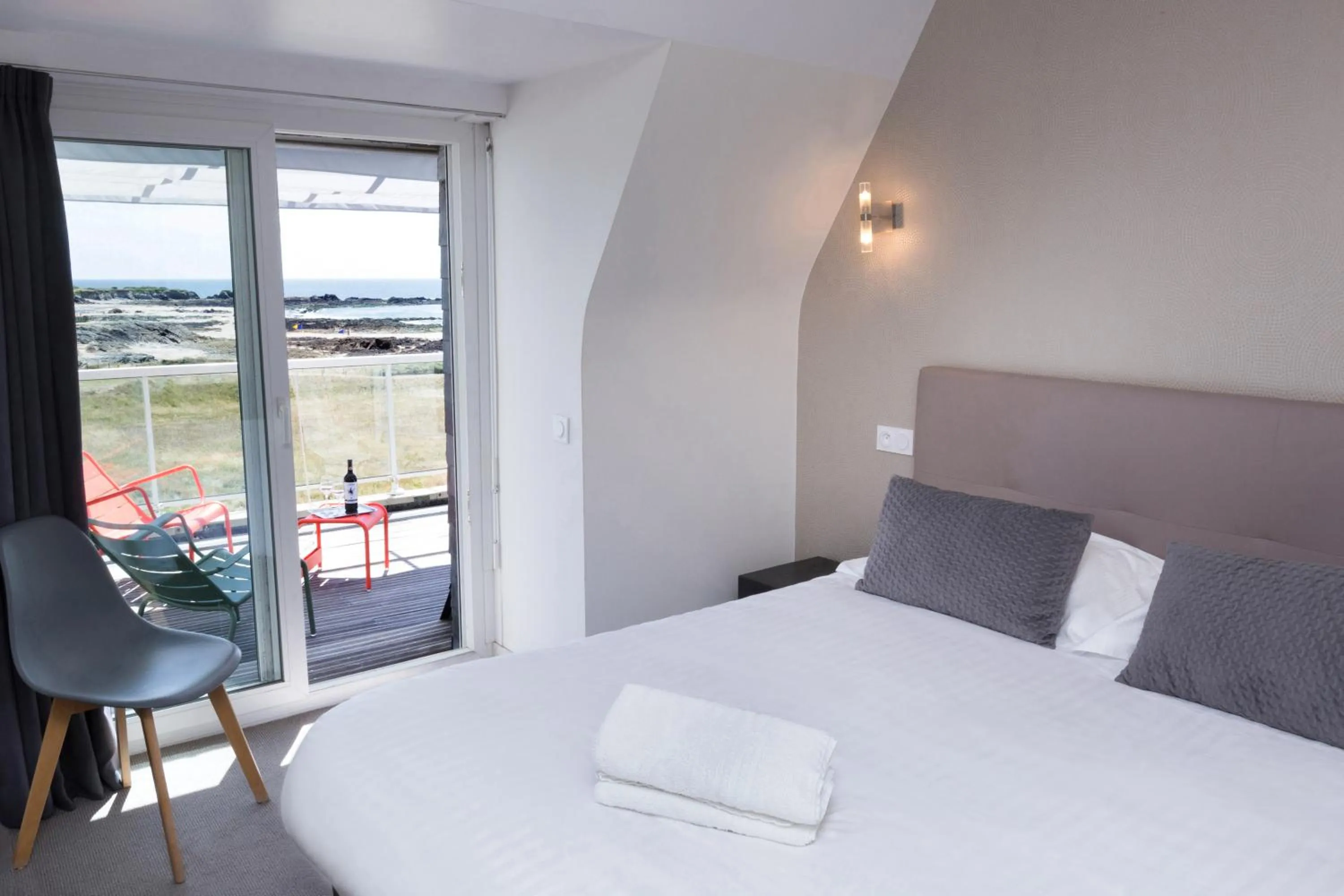 Bedroom, Bed in Hôtel Le Lichen De La Mer