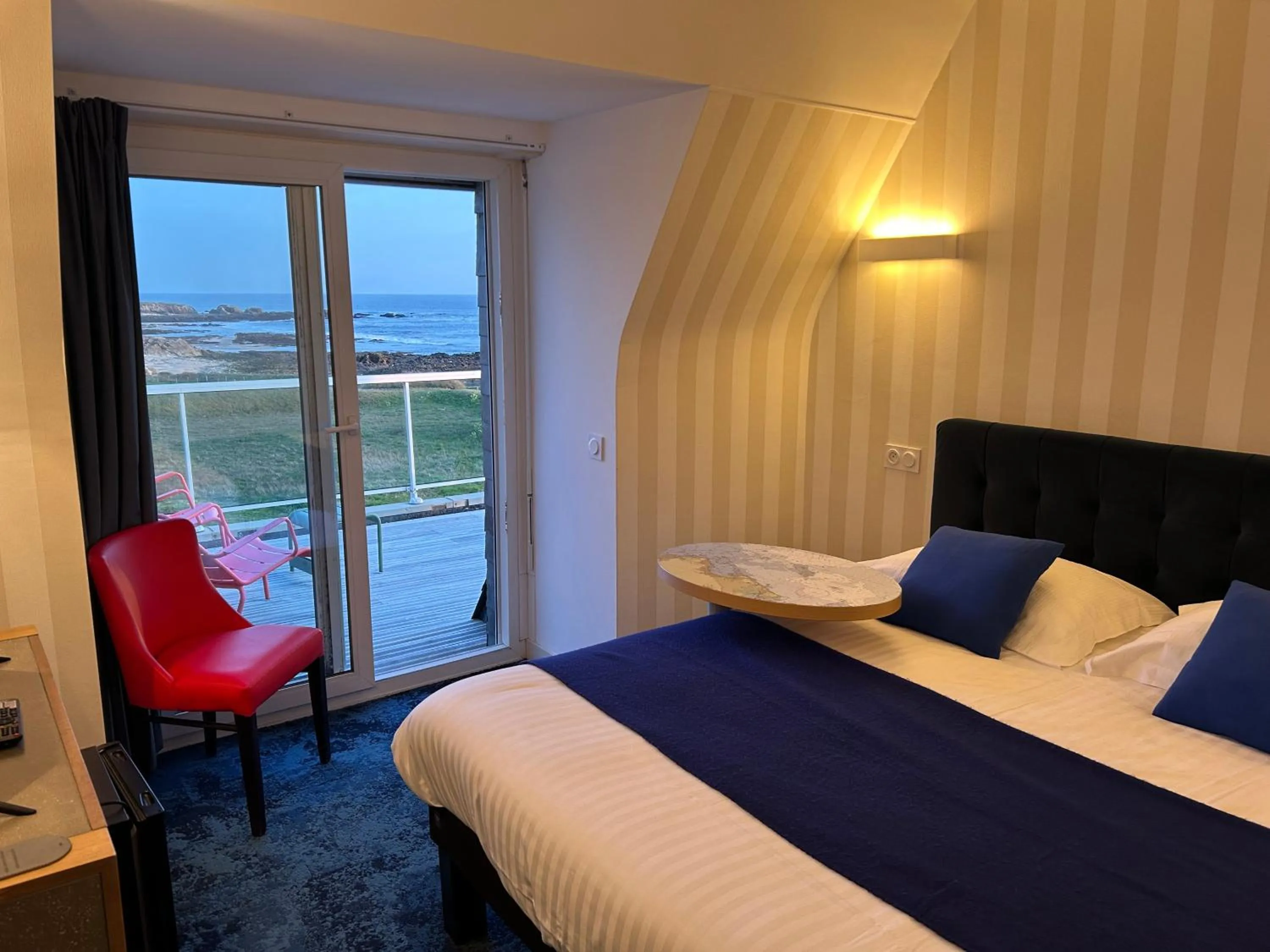 Bedroom, Bed in Hôtel Le Lichen De La Mer