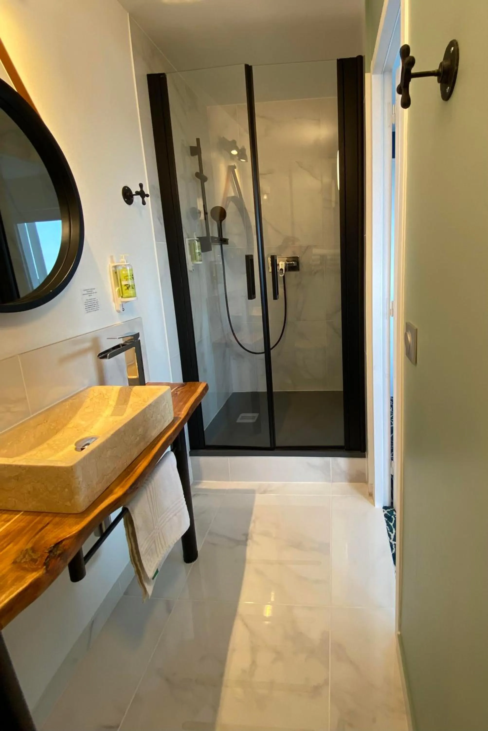 Shower in Hôtel Le Lichen De La Mer