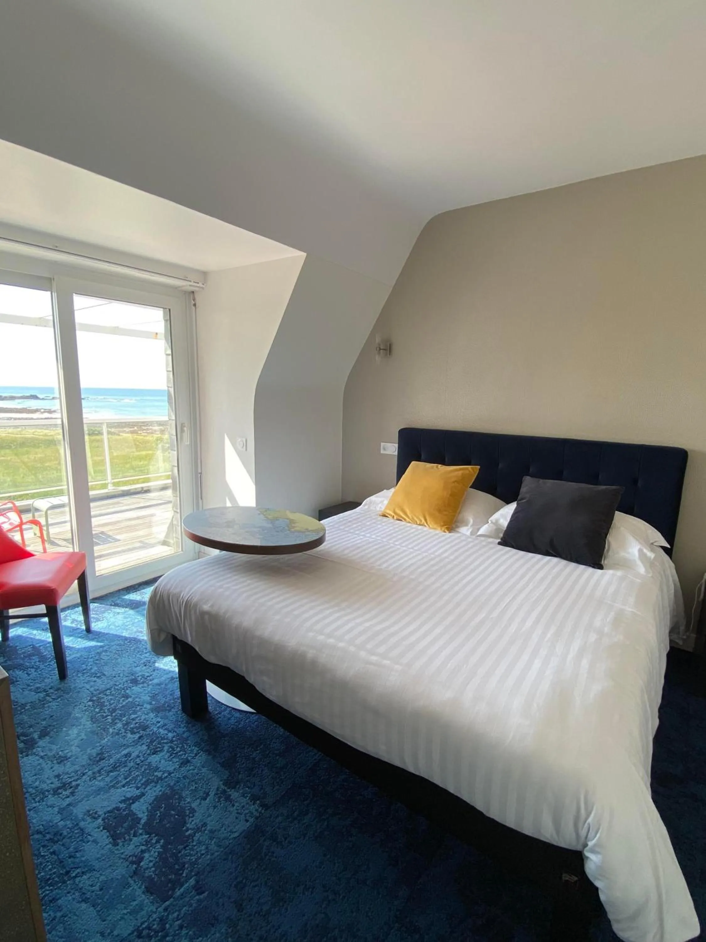 Bedroom, Bed in Hôtel Le Lichen De La Mer