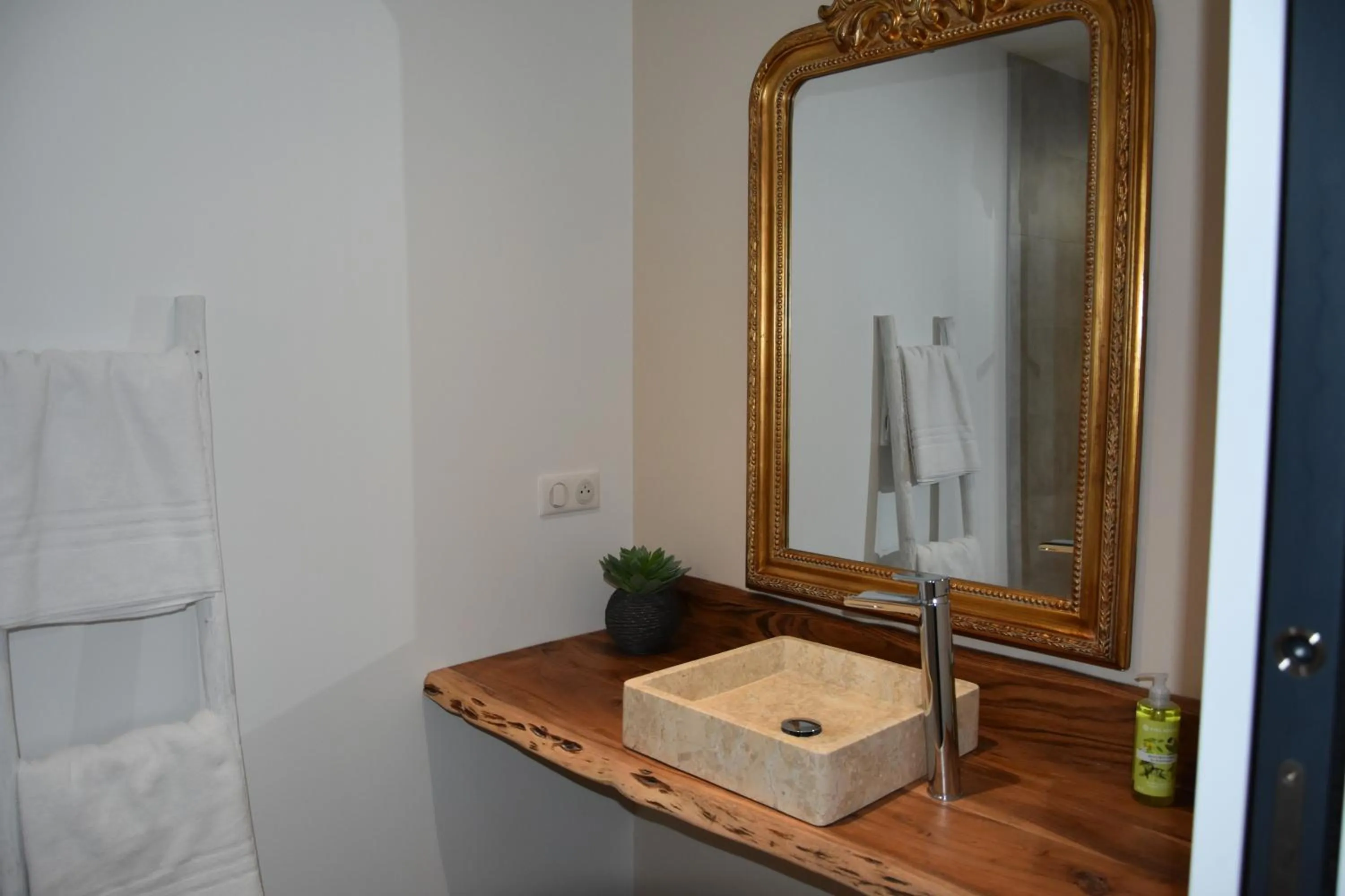 Bathroom in Hôtel Le Lichen De La Mer