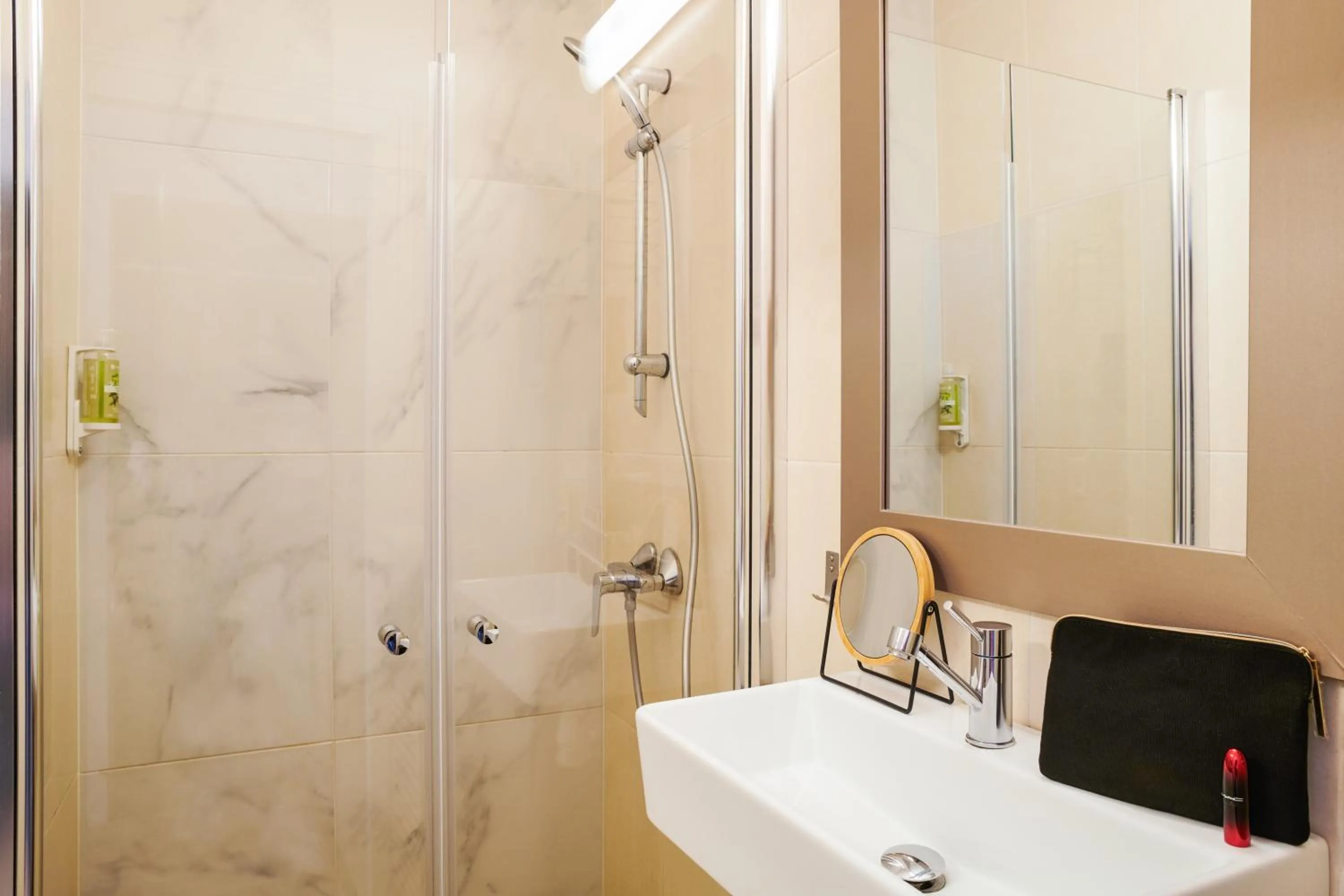 Shower in Hôtel Le Lichen De La Mer