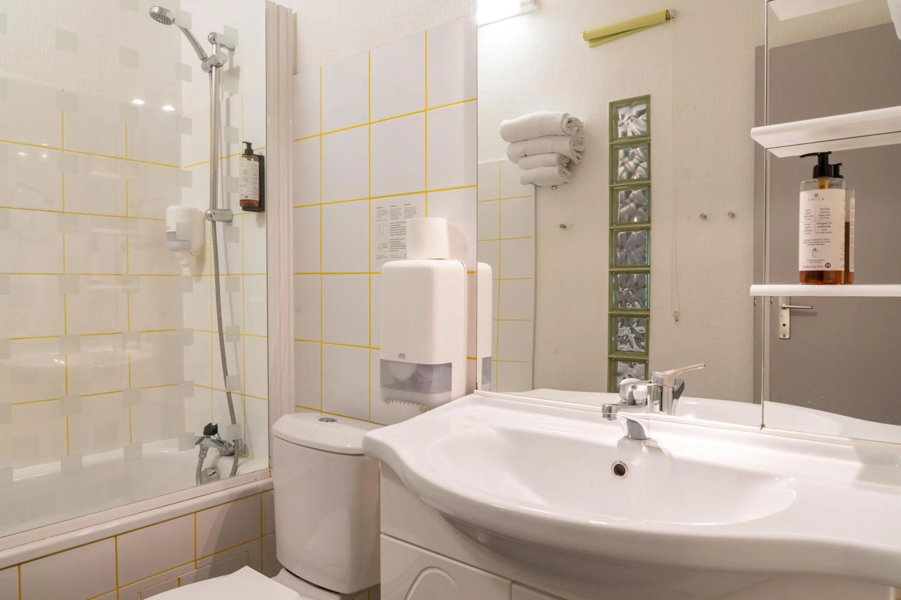 Bathroom in The Originals City, Hôtel Les Océanes, Lorient