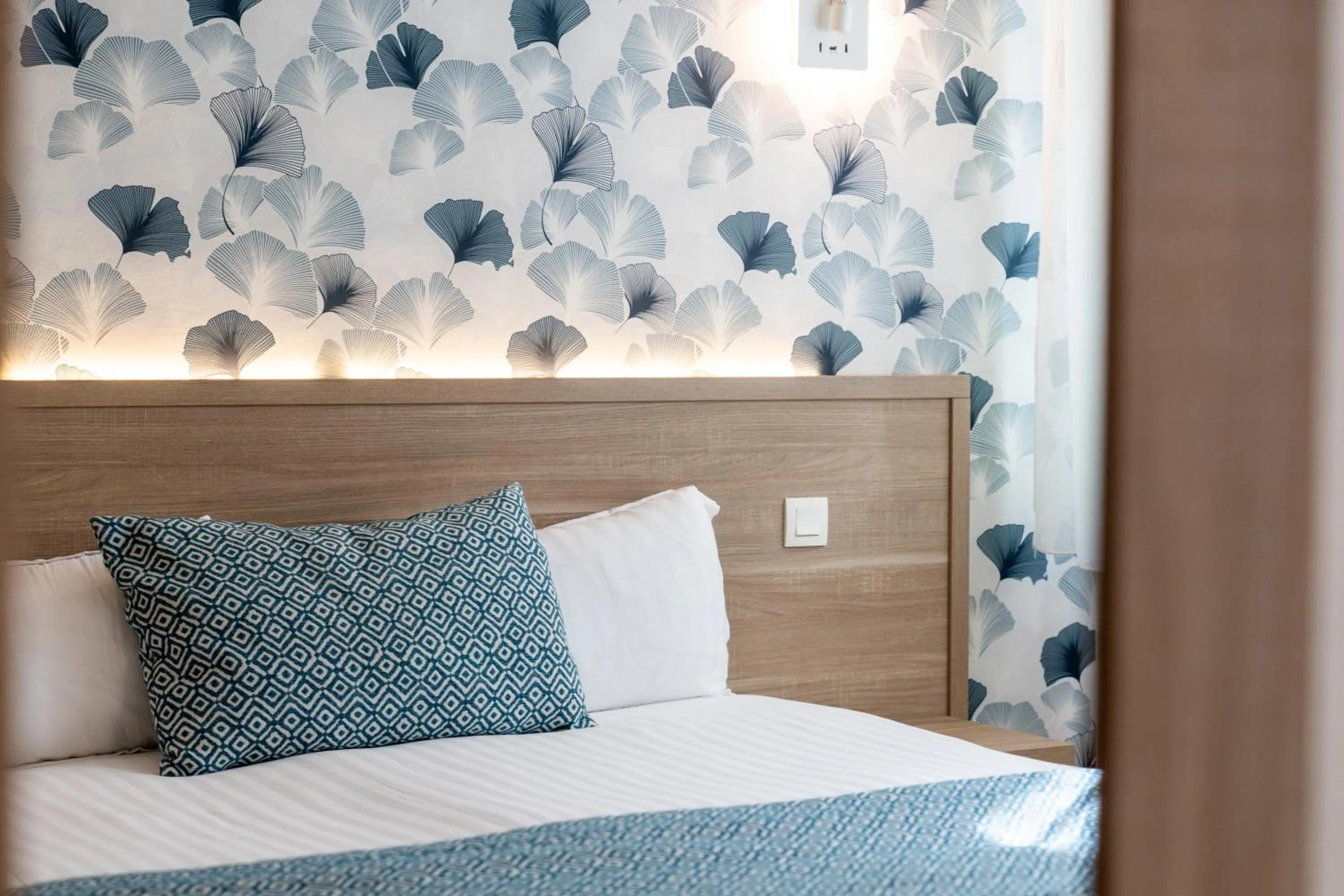 Bedroom, Bed in The Originals City, Hôtel Les Océanes, Lorient