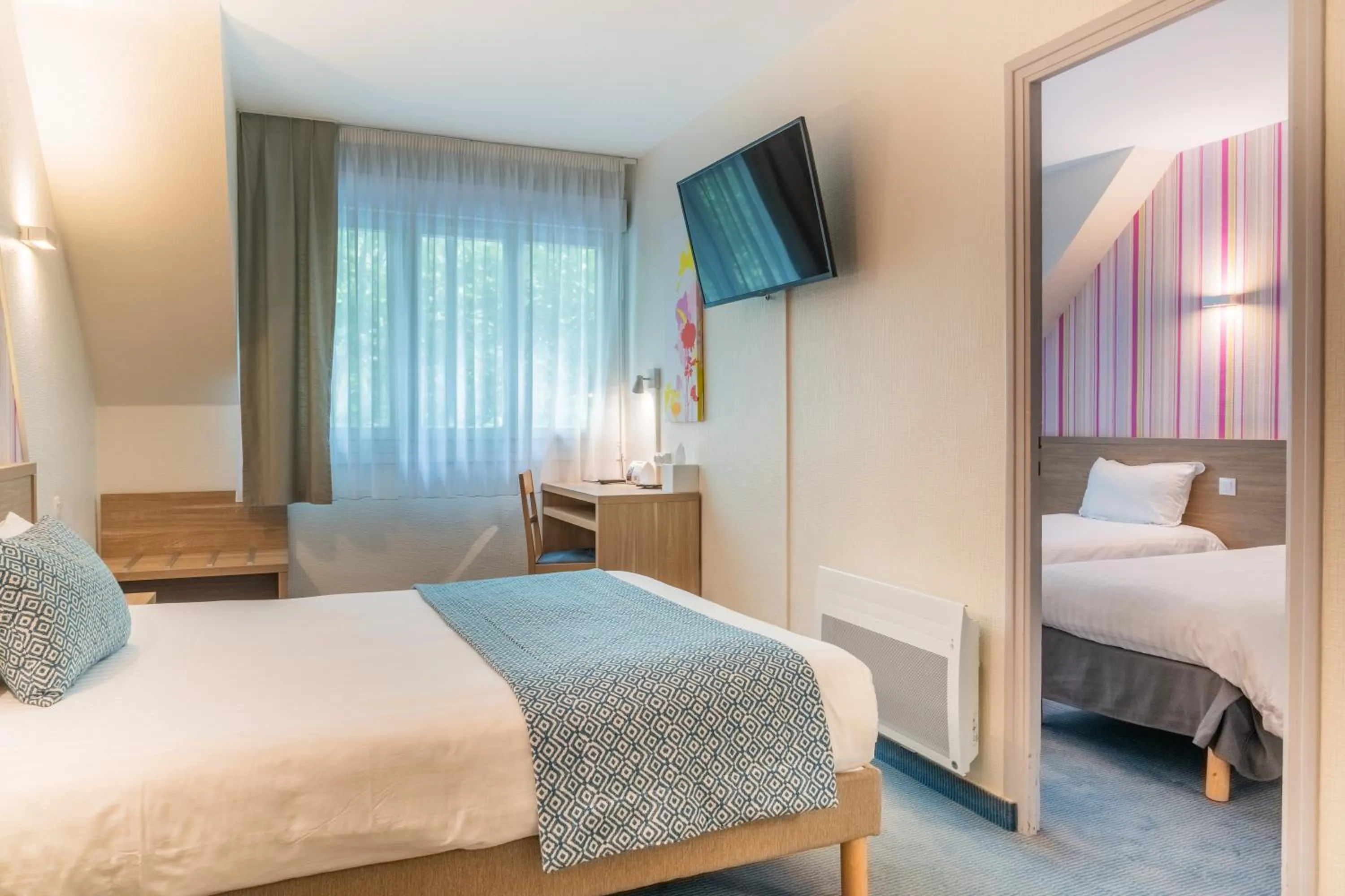 Photo of the whole room, Bed in The Originals City, Hôtel Les Océanes, Lorient