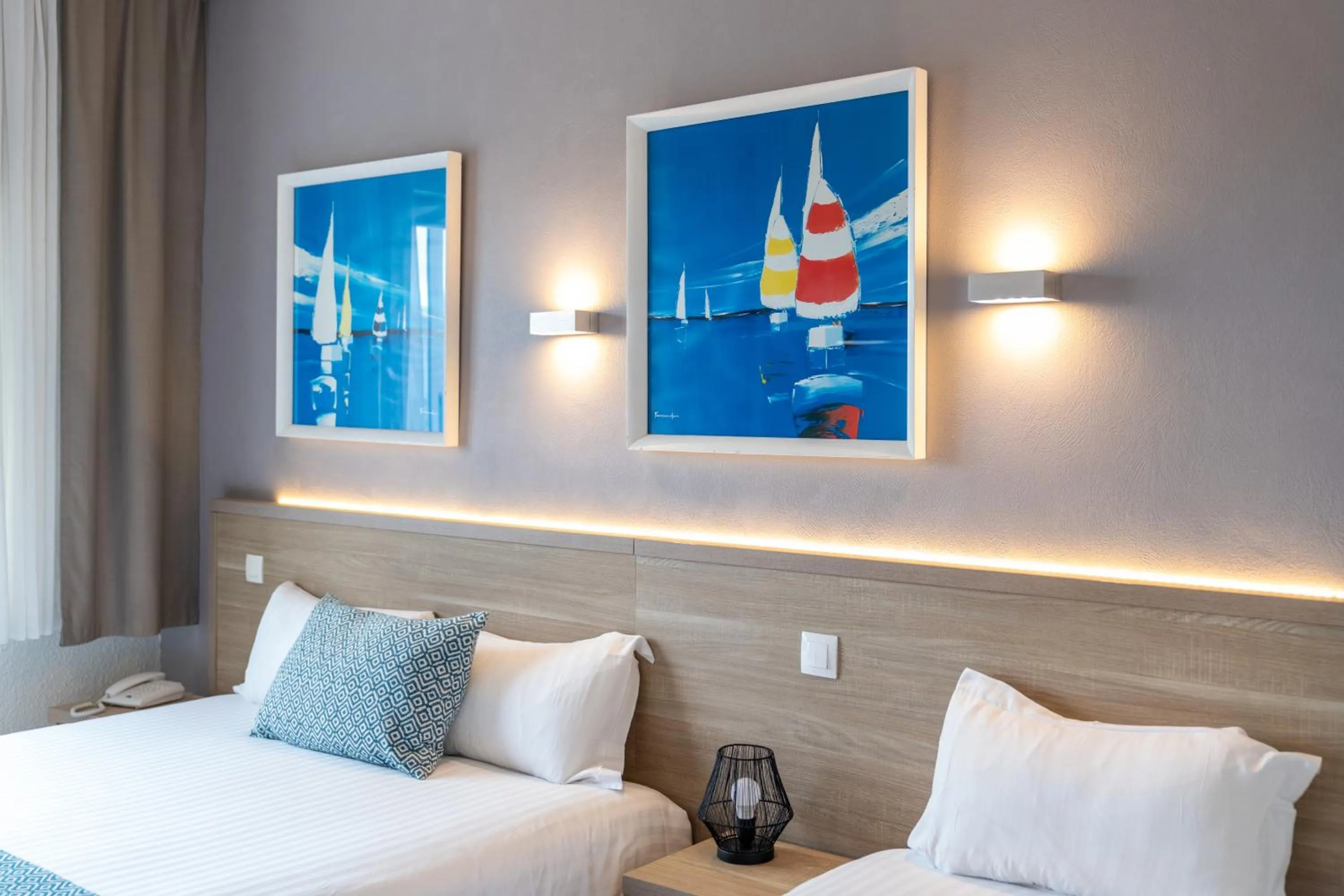 Bedroom, Bed in The Originals City, Hôtel Les Océanes, Lorient