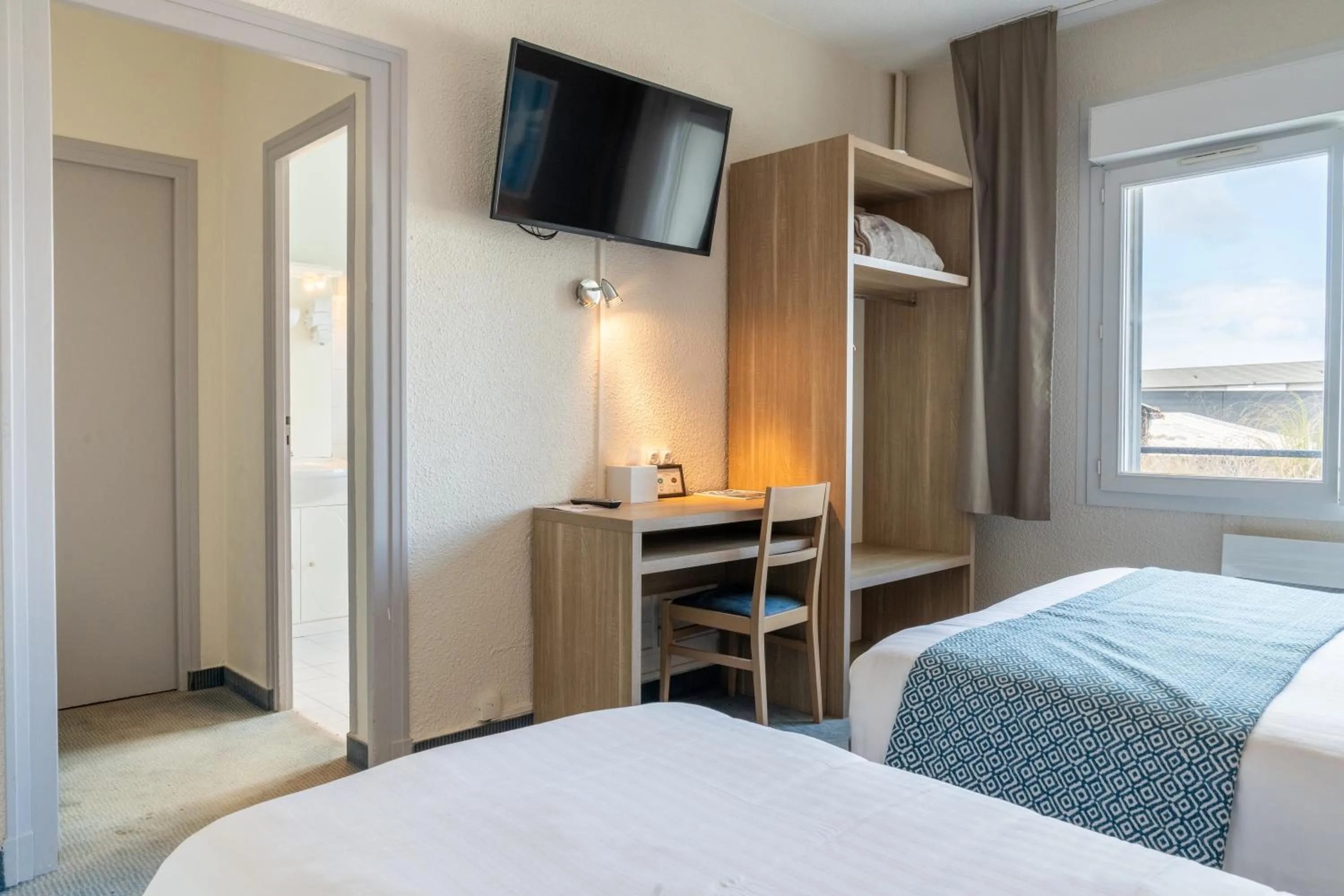 Seating area, Bed in The Originals City, Hôtel Les Océanes, Lorient