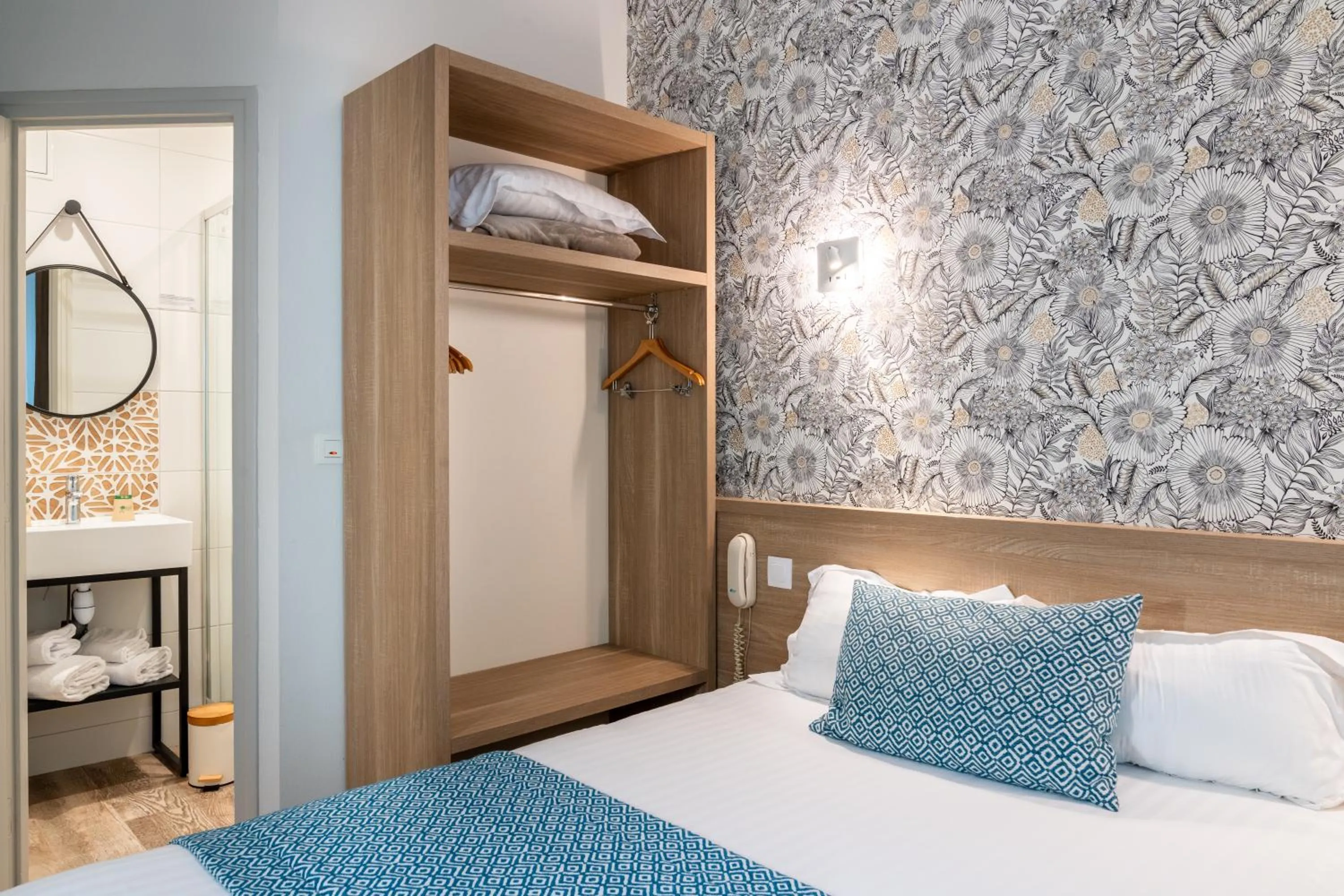 Photo of the whole room, Bed in The Originals City, Hôtel Les Océanes, Lorient