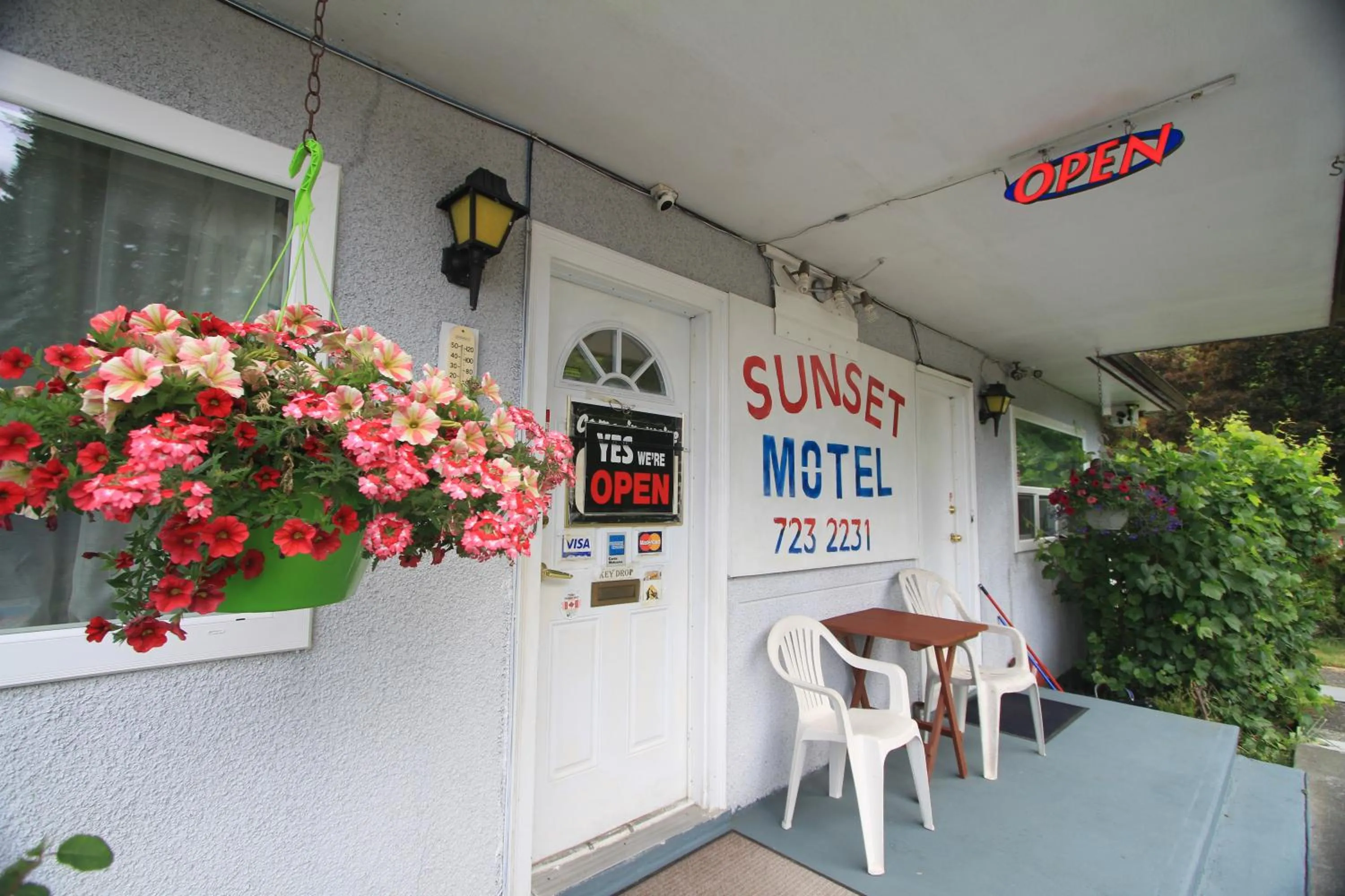 Facade/entrance in Sunset Motel & Trailer Park, Incorporated