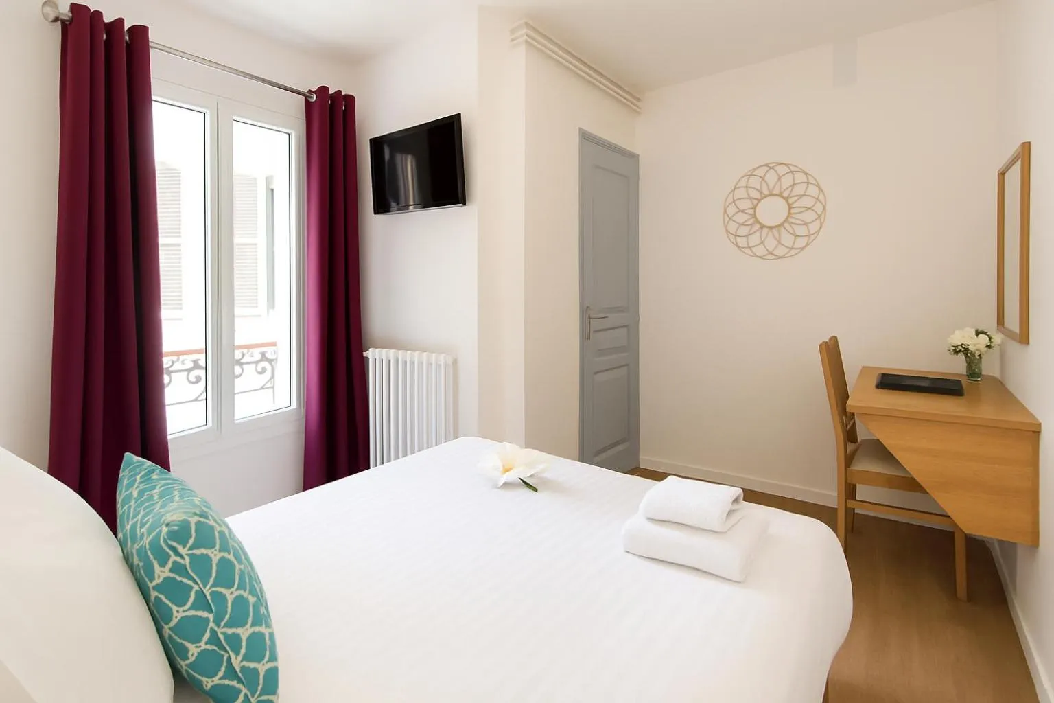 Bedroom, Bed in Logis Hôtel du Cirque Troyes centre historique