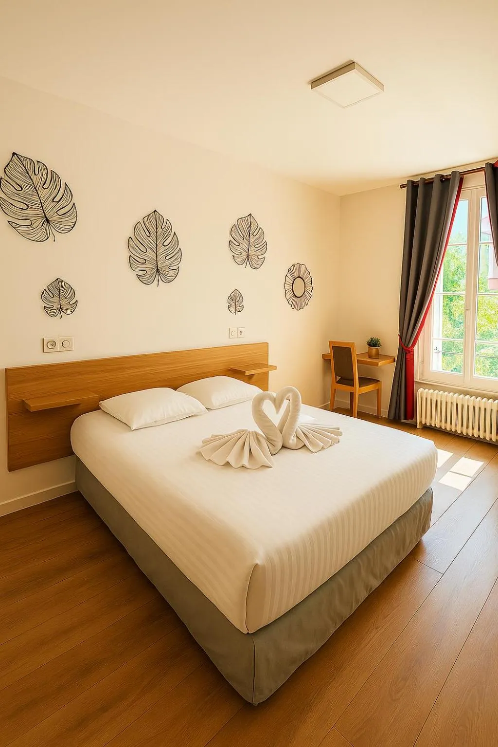 Bedroom, Bed in Logis Hôtel du Cirque Troyes centre historique
