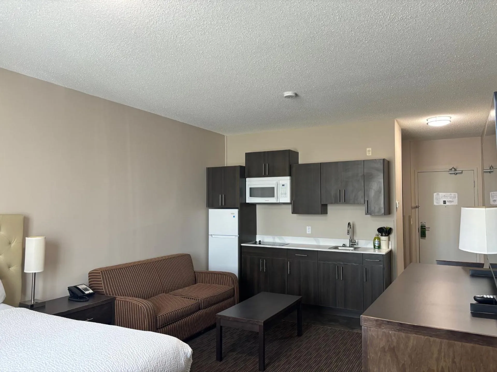 Kitchen or kitchenette, Bed in Ramada by Wyndham Estevan
