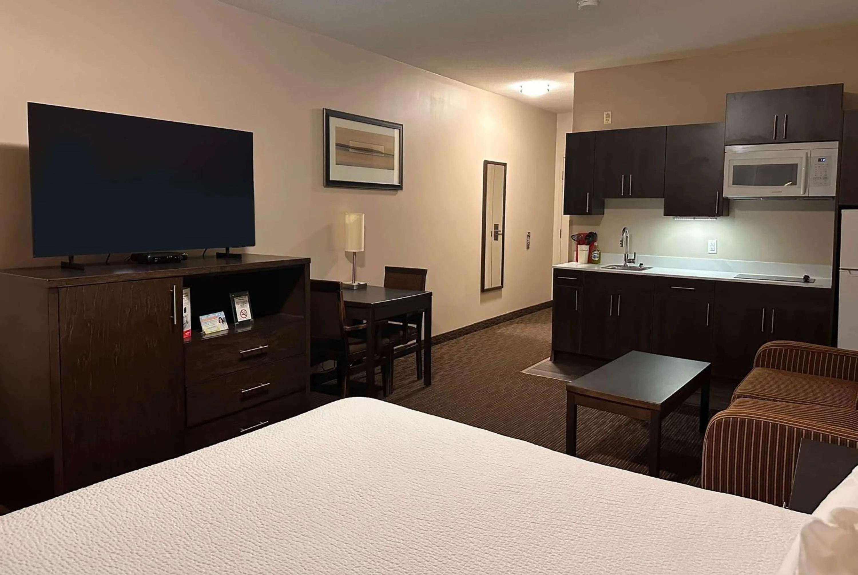 Photo of the whole room, Bed in Ramada by Wyndham Estevan