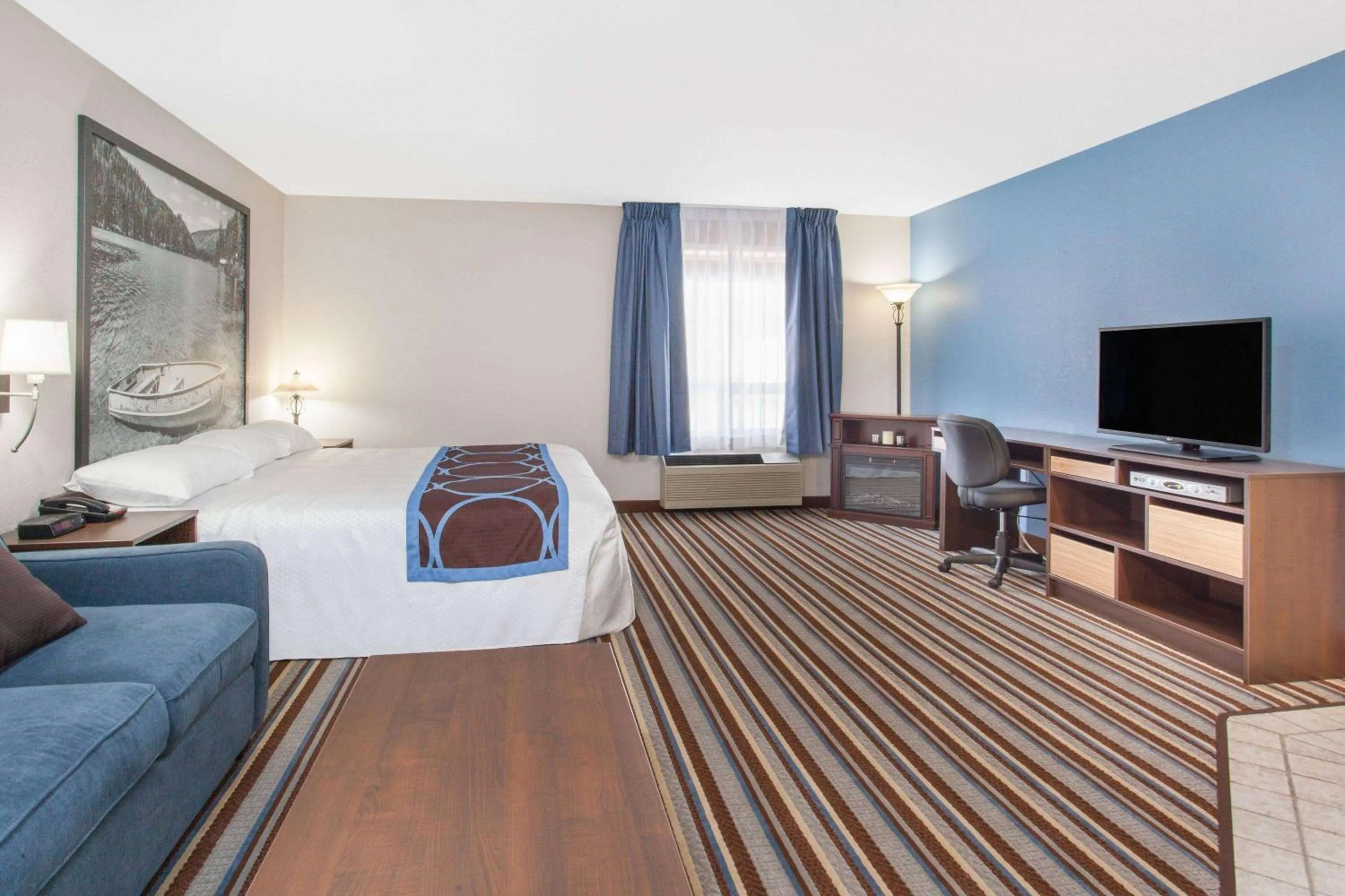 Photo of the whole room, Bed in Super 8 by Wyndham Fort Frances