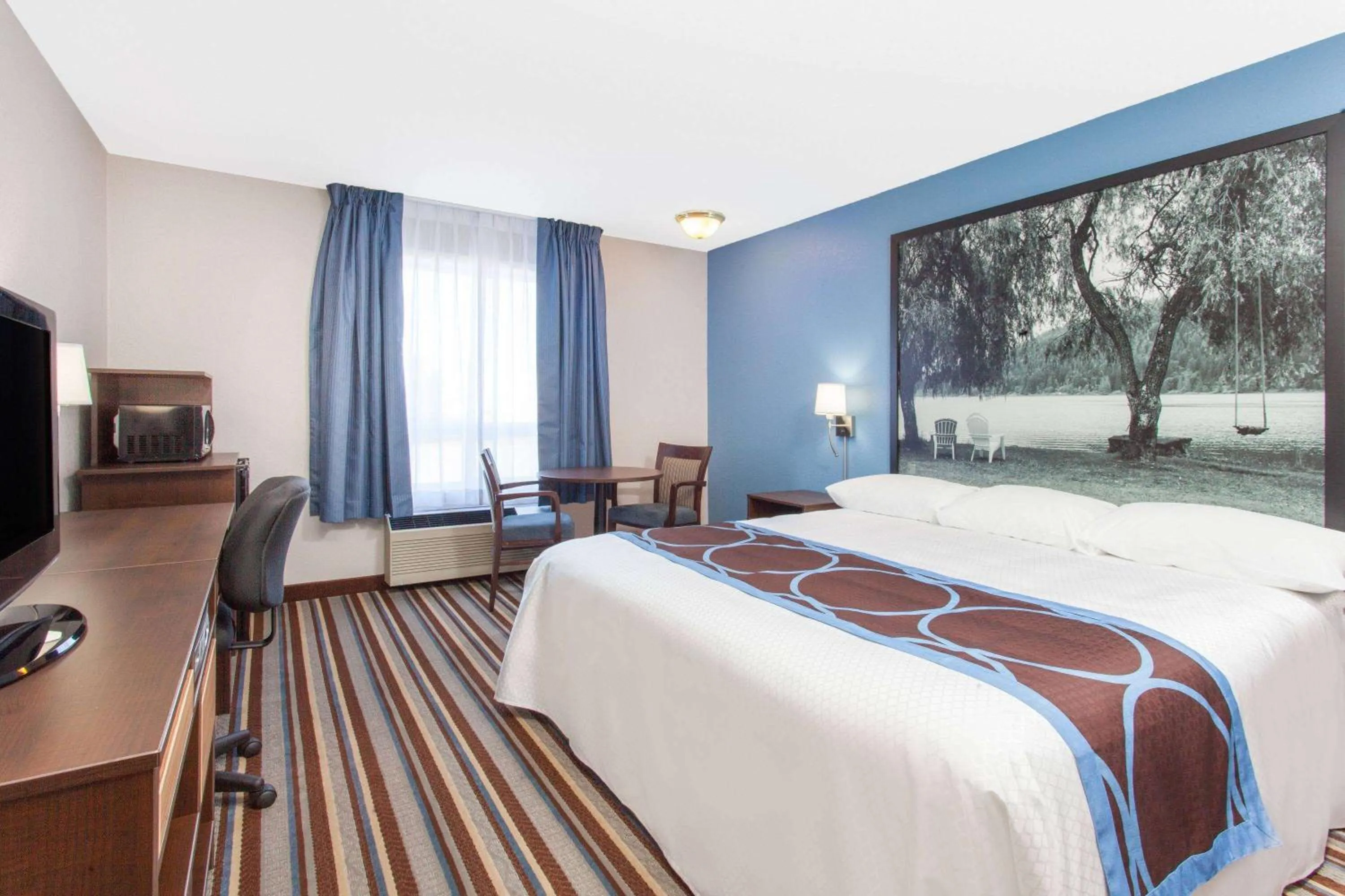 Photo of the whole room, Bed in Super 8 by Wyndham Fort Frances