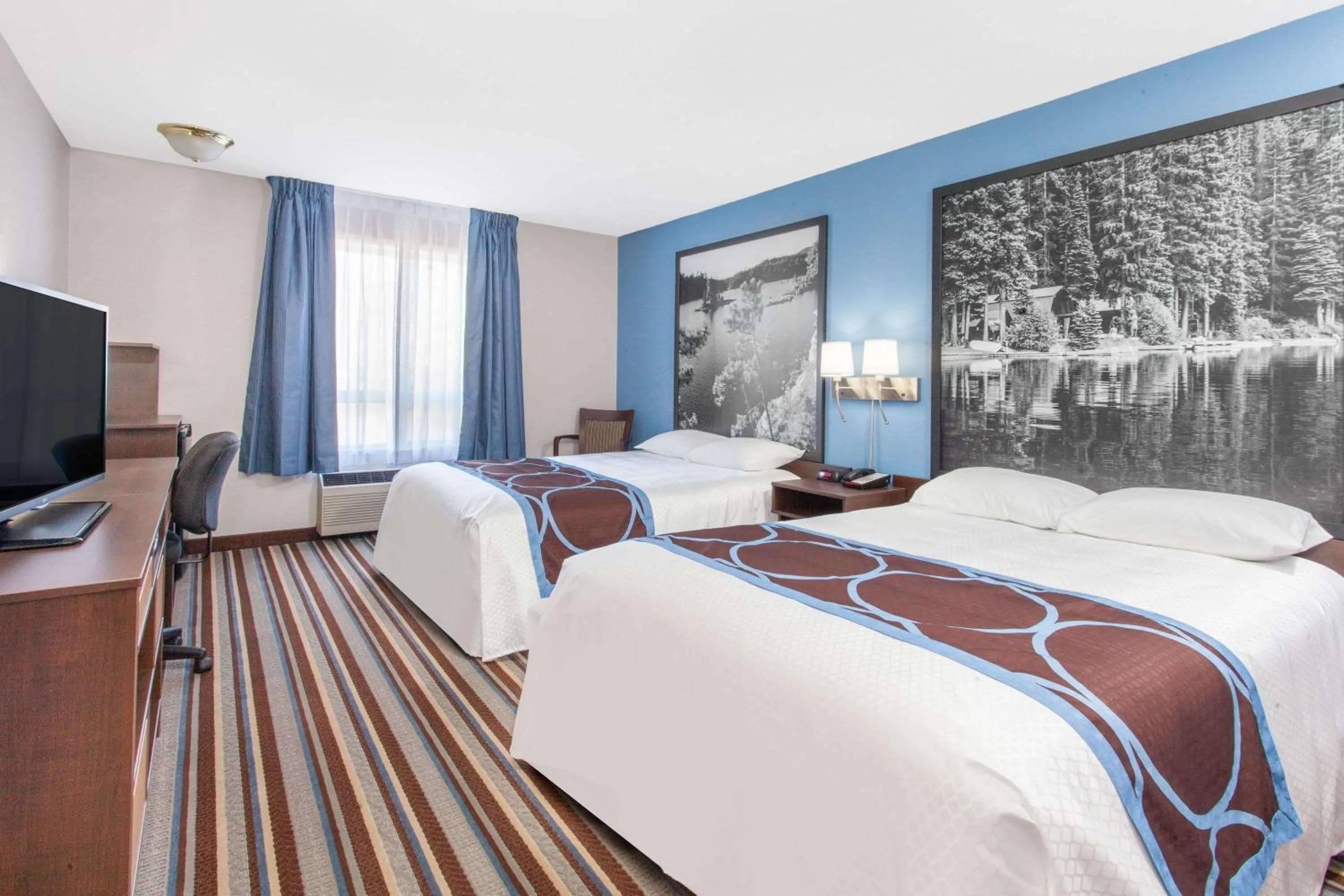 Photo of the whole room, Bed in Super 8 by Wyndham Fort Frances