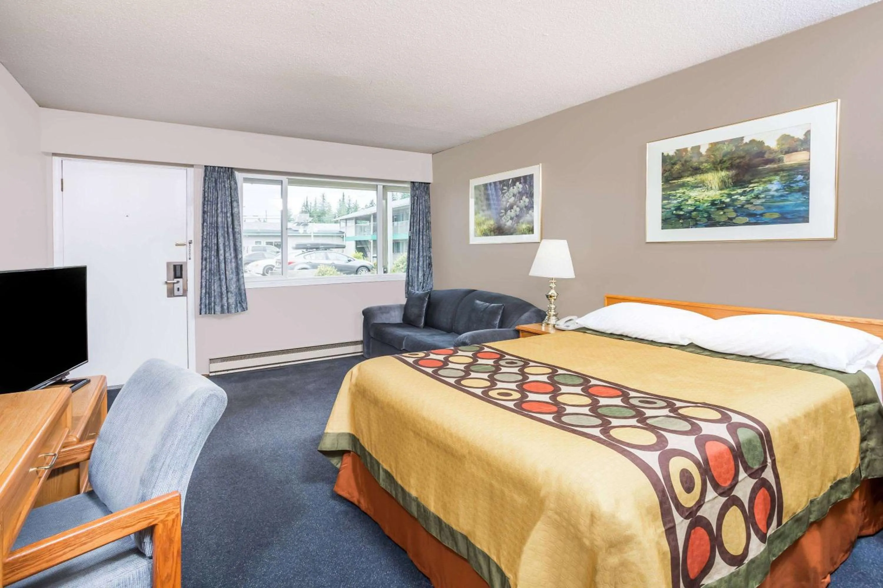 Photo of the whole room, Bed in Super 8 by Wyndham Quesnel BC