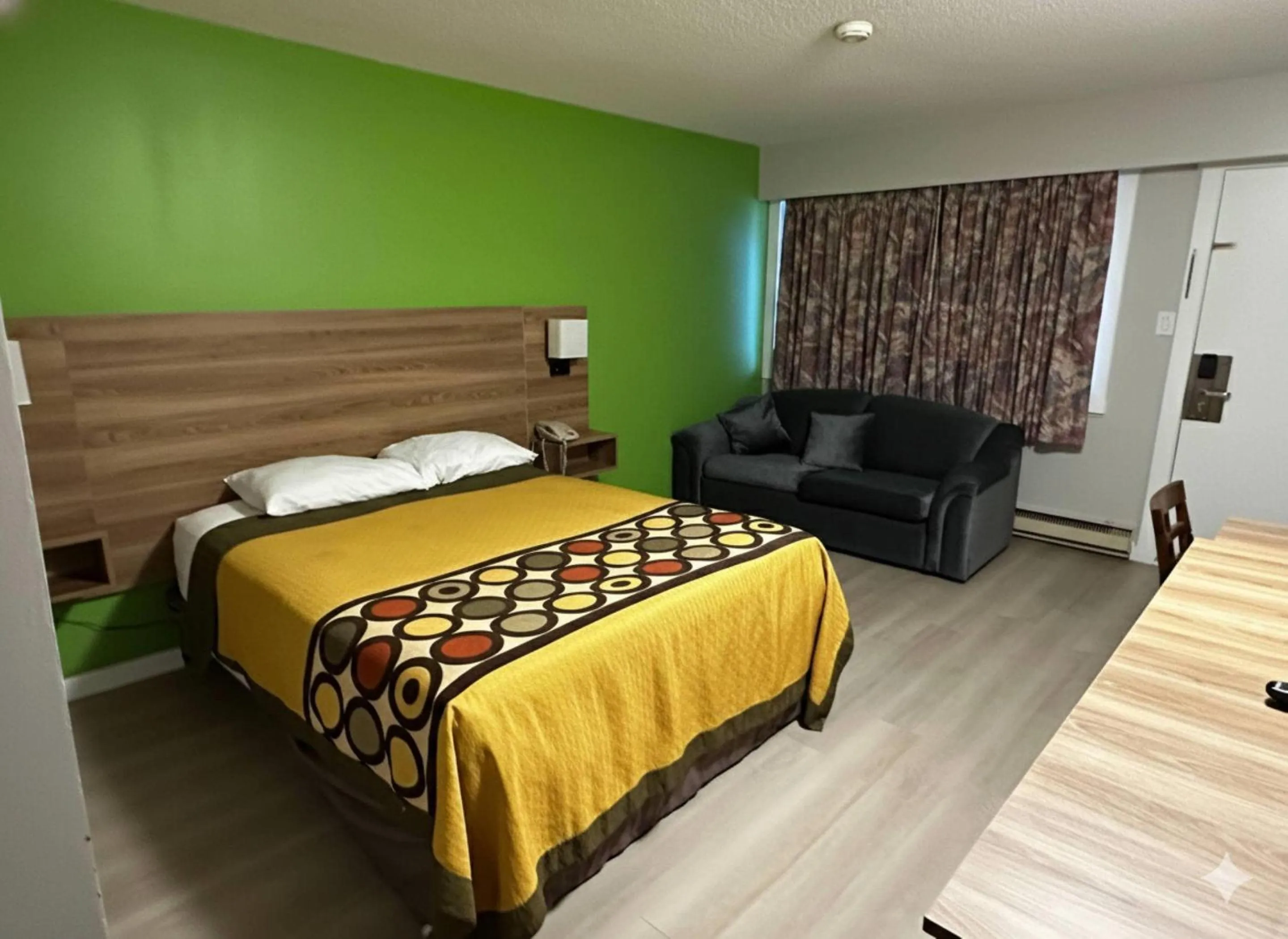 Bedroom, Bed in Quesnel Inn