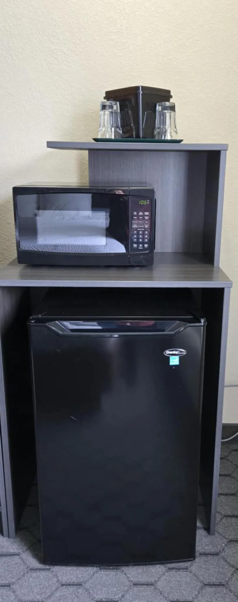 microwave in Super 8 by Wyndham Swan River MB