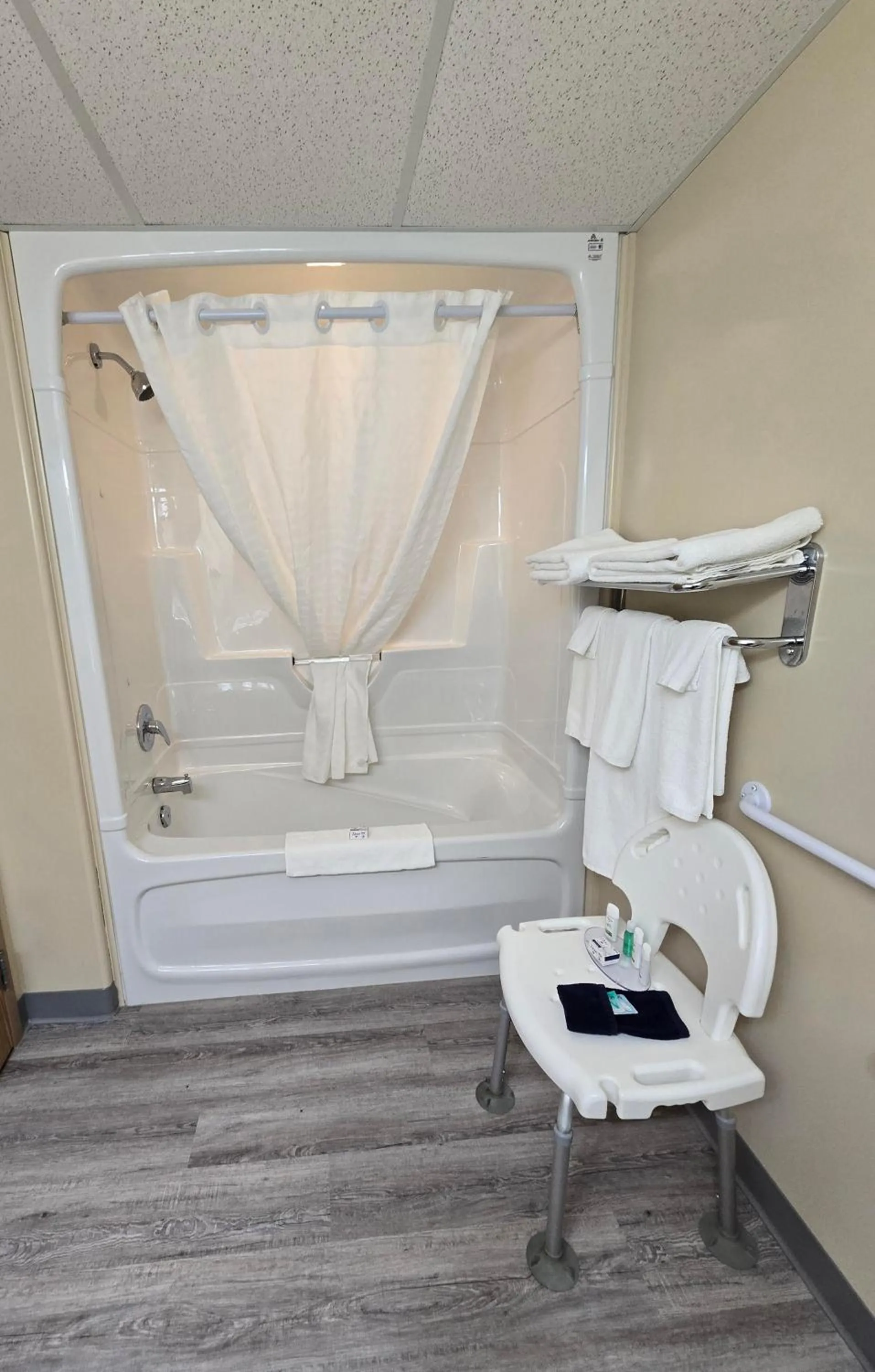 acessibility in Super 8 by Wyndham Swan River MB