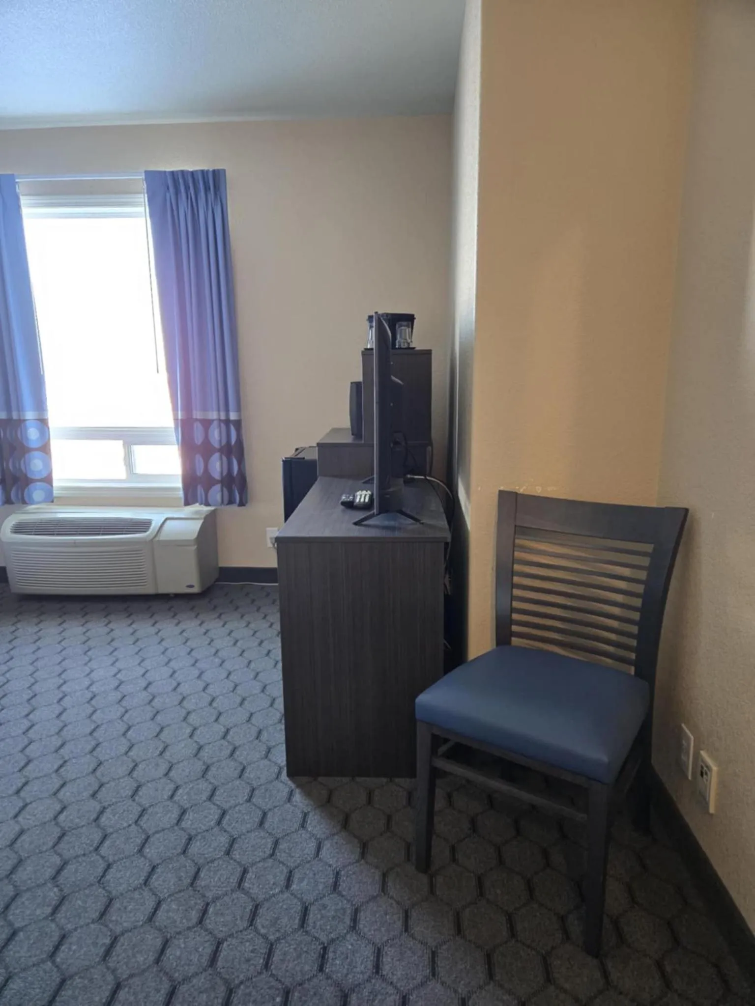 TV and multimedia, Bed in Super 8 by Wyndham Swan River MB