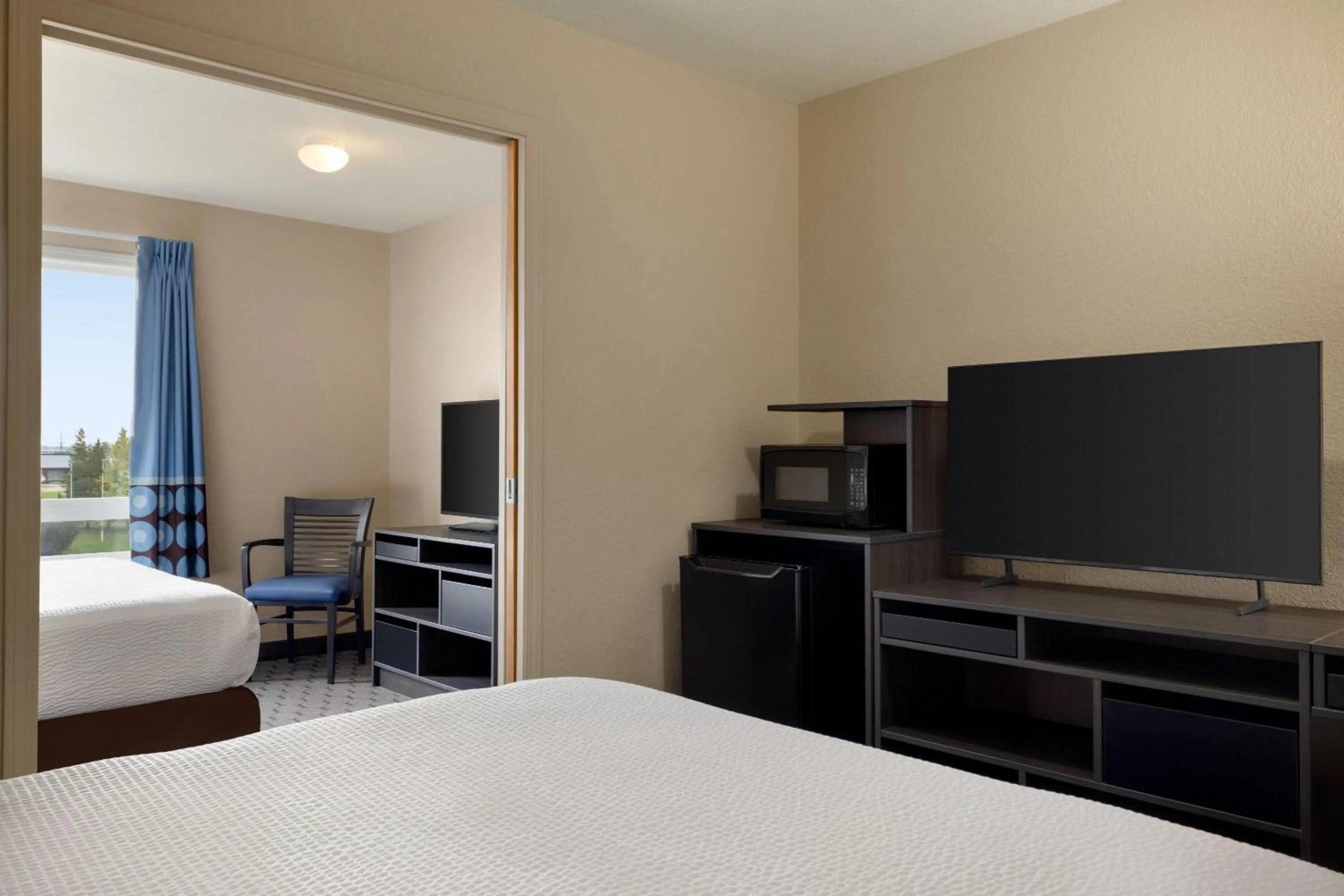 Photo of the whole room, Bed in Super 8 by Wyndham Swan River MB