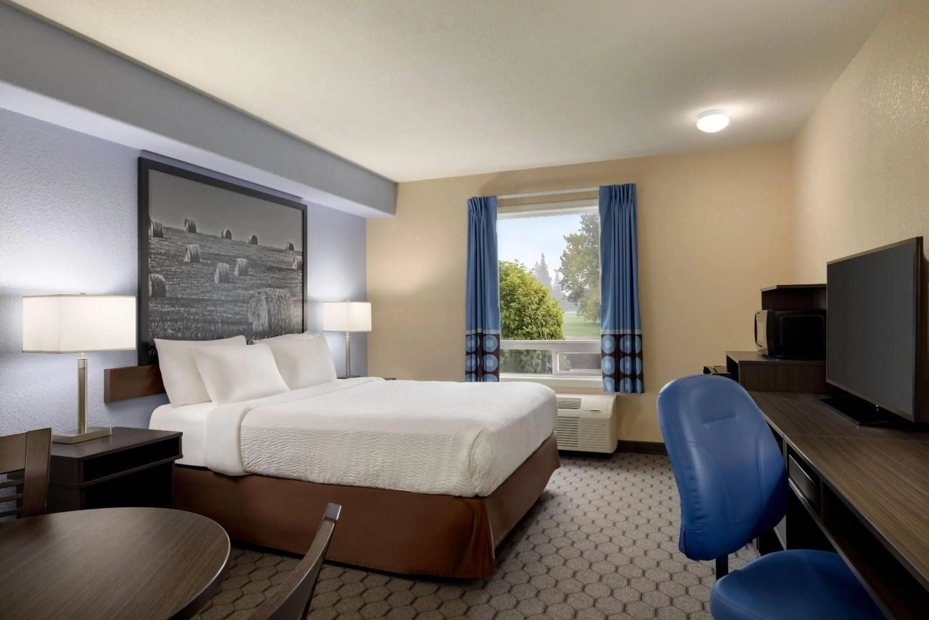 Photo of the whole room, Bed in Super 8 by Wyndham Swan River MB