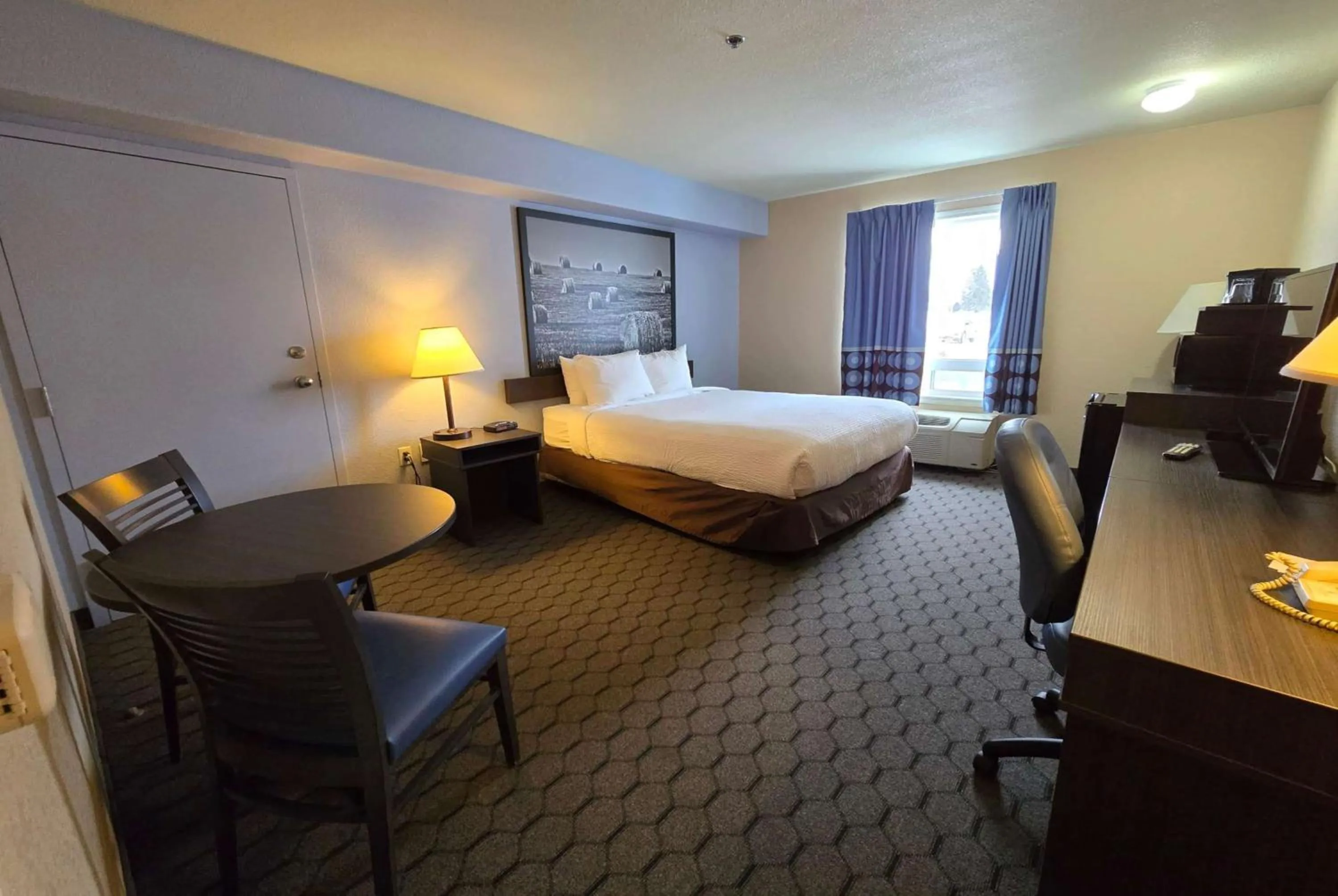 Queen Room - Disability Access - Non-Smoking in Super 8 by Wyndham Swan River MB